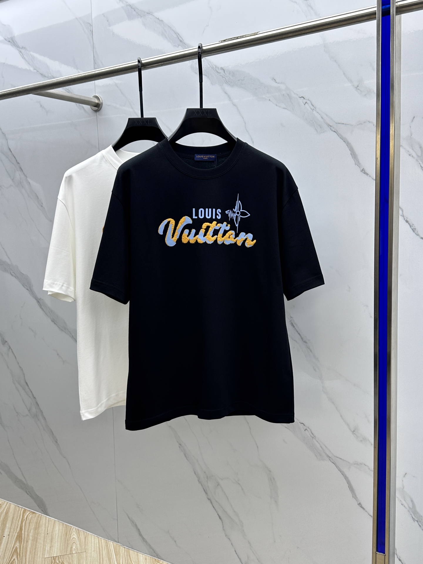 NO:426090,1V* Louis Vuitton FW spring and summer new round neck slightly wide base-fitting T-shirt, three-dimensional logo craftsmanship, soft and tough. Processing, toughness and wrinkle resistance have been greatly improved. The tailoring is very good and the recognition is very high. A must-have item for single-wear base. The same model for men and women xh codes M-XXL,,louis vuitton,tees, t-shirt, alexander wang198609091V*路易威登 FW春夏新品圆领微阔打底外穿T恤,立体logo工艺,手感面糯有骨感,柔而有韧性.工艺处理,韧性和抗皱性能得到大幅度提高.剪裁很到位,辨识度极高.单穿打底必备单品. 男女同款xh 码数M-XXL,,louis vuitton,tees，t-shirt,alexander wang,Men's clothing