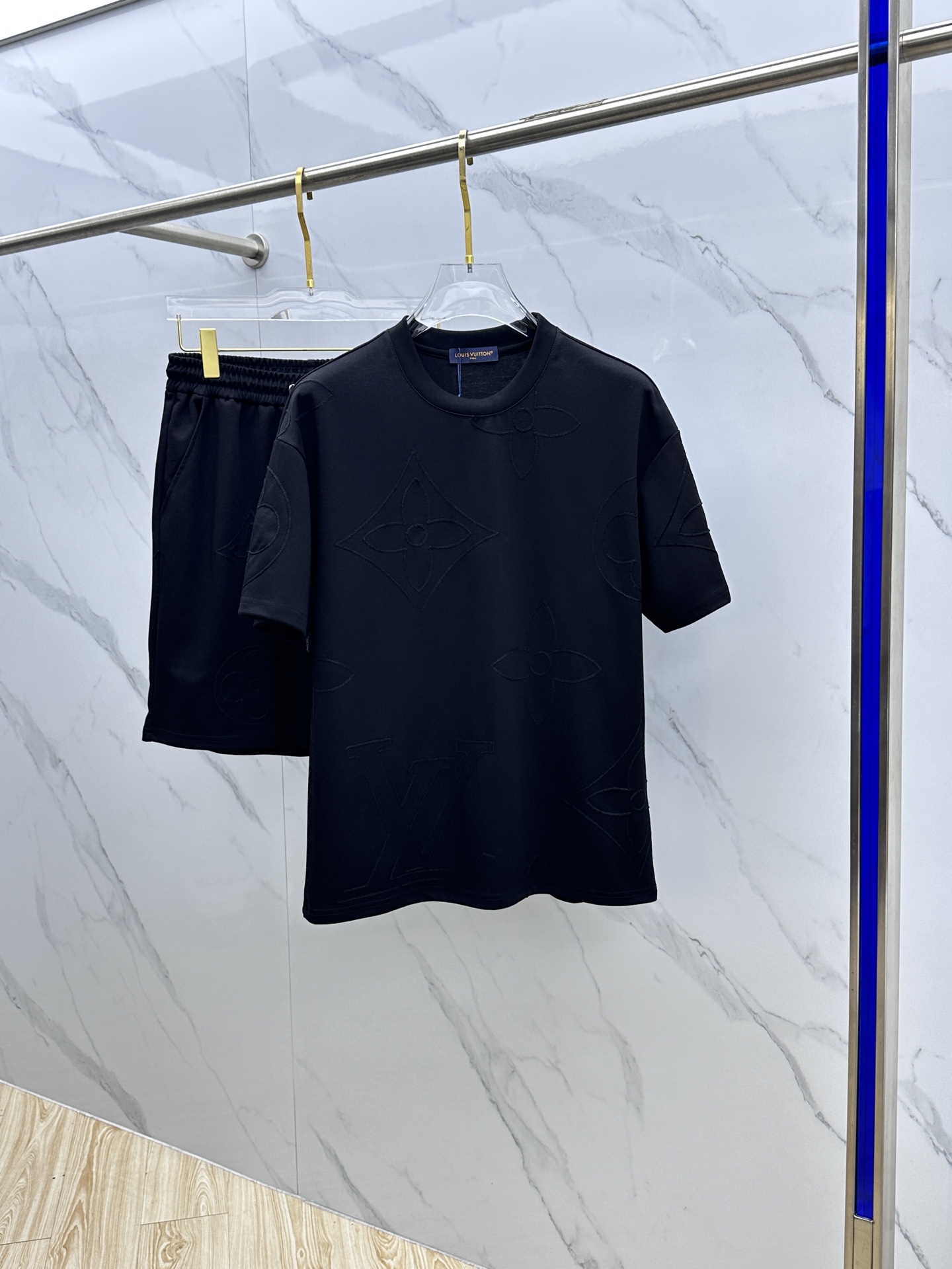 NO:162517,1V* Louis Vuitton Spring and Summer Set Style m-xxxl Latest and Top Plaid Black Label Embroidery Set, Customized Fabric Top Quality for Sale, One-stop Production Technology, Using Imported High-end Customized Imported Silk Wire to Be First-class Hand!  The upper body is upright and stylish and not easy to wrinkle. It can be worn by men and women, produced by Lu original single. Number of numbers m-xxxl, louis vuitton, alexander wang198609091V*路易威登 春夏套装版型m-xxxl 最新最顶级平纹黑色贴标刺绣套装,定制面料 顶级品质在售,一站式制作工艺,采用进口高端订制进口丝线手感一流！上身挺拔有型不易皱.男女可穿,lu原单出品 码数m-xxxl,,louis vuitton,alexander wang,Men's clothing