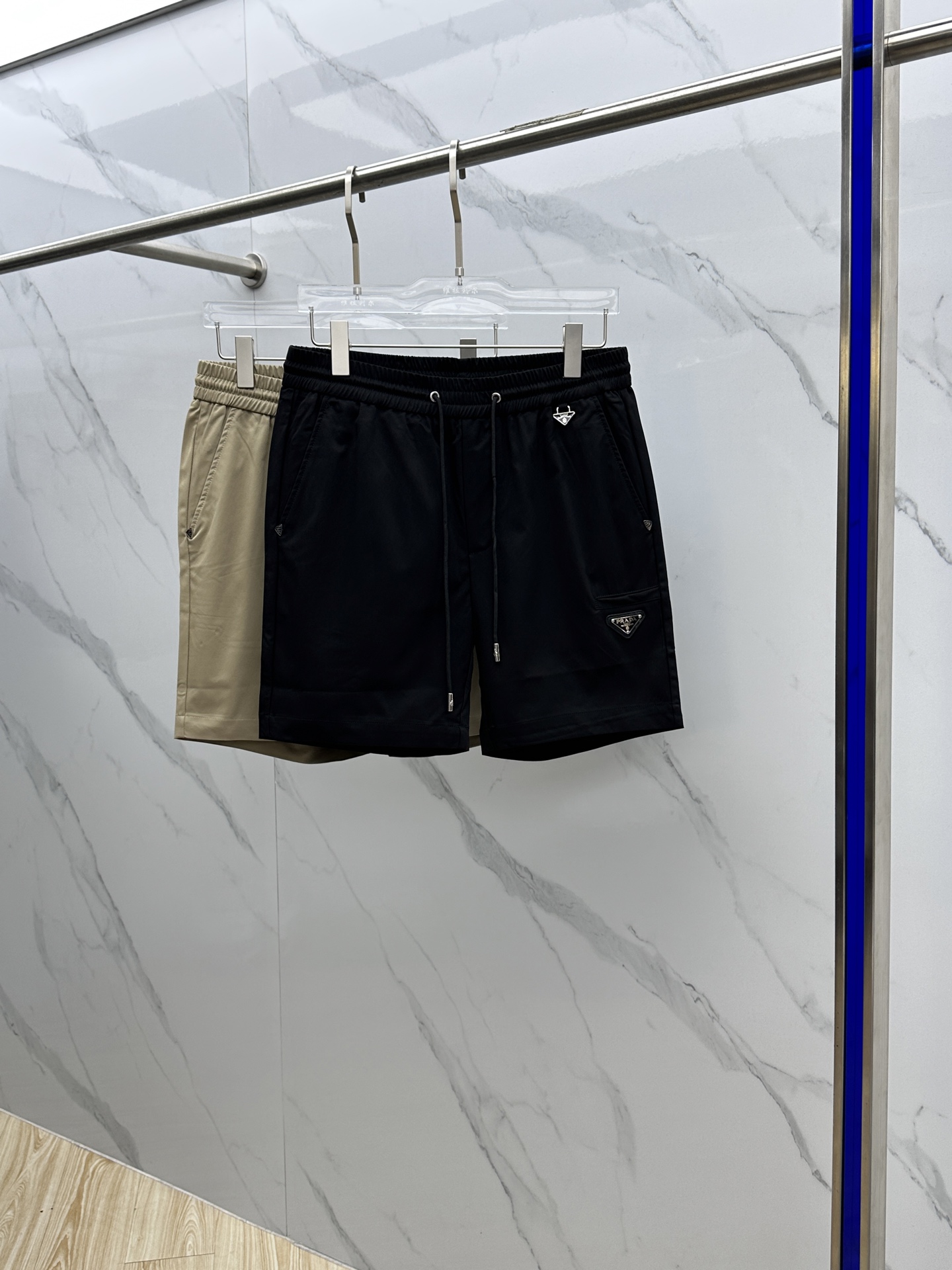 NO:162503,Prada*Prada's latest spring and summer shorts 2025, top quality woven, custom fabrics are full of fashion sense, classic triangle logo on the side highlights the brand's simplicity and elegantness, and can be matched with casual and simple fashion trends, very versatile SE code M-3XL,,prada,prada,shorts,alexander wang19860909Prada*普拉达 2025春夏最新款短裤,梭织顶级品质,定制面料时尚感十足,侧面经典三角标Logo凸显品牌简约大方得体,搭配休闲简单时尚潮流可以,十分百搭 se码数M-3XL,,prada,prada,shorts,alexander wang,Men's clothing