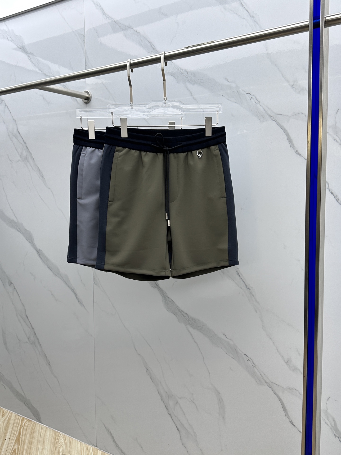 NO:419132,Prada*Prada's latest spring and summer shorts 2025, top quality custom brocade cotton, custom fabrics are full of fashion sense, inter-color splicing, classic rubber strip logo highlights the brand's simplicity and elegantness, and can be matched with casual and simple fashion trends, very versatile SE code M-3XL,,prada,prada, shorts,alexander wang19860909Prada*普拉达 2025春夏最新款短裤,定制锦棉顶级品质,定制面料时尚感十足,间色拼接,经典胶条Logo凸显品牌简约大方得体,搭配休闲简单时尚潮流可以,十分百搭 se码数M-3XL,,prada,prada,shorts,alexander wang,Men's clothing