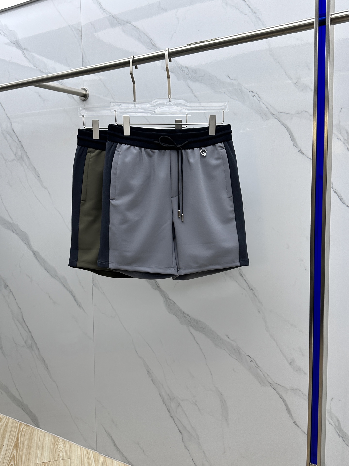 NO:162504,Prada*Prada's latest spring and summer shorts 2025, top quality custom brocade cotton, custom fabrics are full of fashion sense, inter-color splicing, classic rubber strip logo highlights the brand's simplicity and elegantness, and can be matched with casual and simple fashion trends, very versatile SE code M-3XL,,prada,prada, shorts,alexander wang19860909Prada*普拉达 2025春夏最新款短裤,定制锦棉顶级品质,定制面料时尚感十足,间色拼接,经典胶条Logo凸显品牌简约大方得体,搭配休闲简单时尚潮流可以,十分百搭 se码数M-3XL,,prada,prada,shorts,alexander wang,Men's clothing