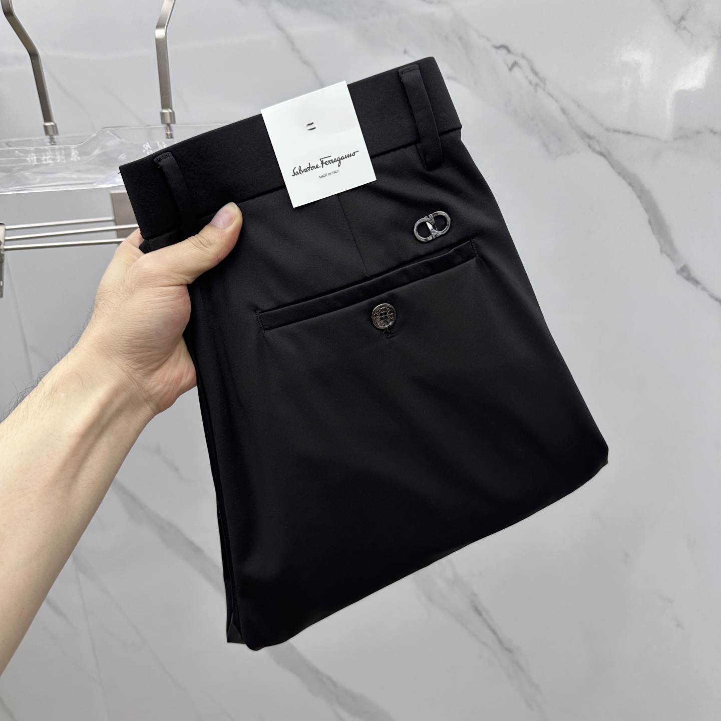 NO:162499,Ferragamo* 2025 spring and summer new casual trousers, trousers, simultaneously released on the official website, trouser body craft design, imported customer-supplied auxiliary materials, fabric customization, and OEM products are free of inspection!  Every detail is the ultimate, the original hardware accessories are trendy and stylish, and they are a must-have item for trendy people!  Original AX production!  Number of codes 30-40 has 35 no 37. 39, ferragamo, ferragamo, alexander wang19860909Ferragamo*菲拉格慕 2025春夏新品休闲裤西裤,官网同步发售,裤身工艺设计,进口客供辅料、面料定制,代工厂出品免检！每个细节做到极致,原版五金配件,潮范十足、上身有型帅气,潮人必备单品！ AX原单出品！ 码数30-40有35无37. 39,,ferragamo,ferragamo,alexander wang,Men's clothing