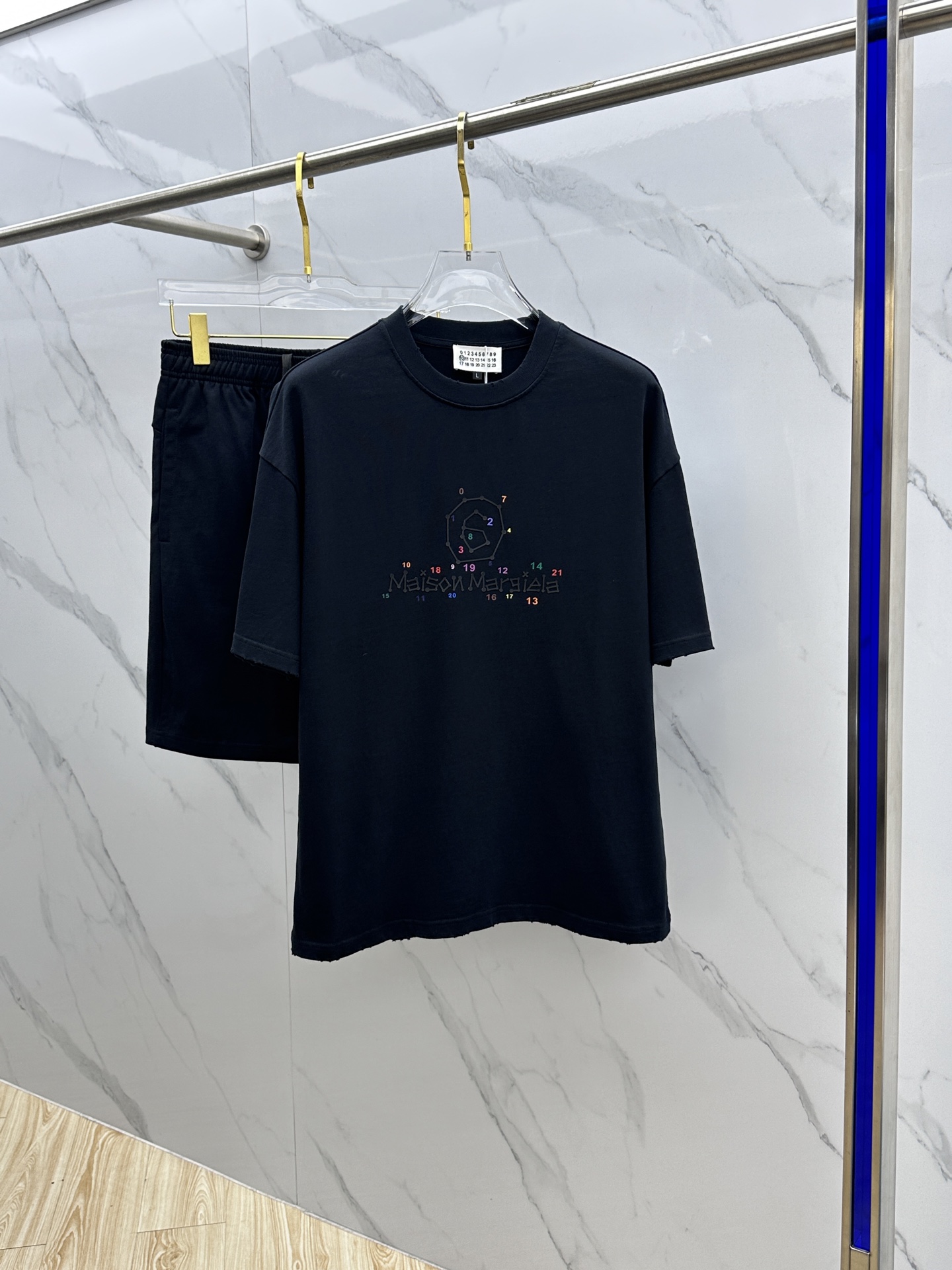 NO:162500,mm6 Majila 2025 spring and summer latest suit, men and women's styles, trading company channels are rare, and it is released on the official website at the same time!  Basically, it will have its back every season, and I look forward to the performances of all trendy men and women!  This model is made of top-grade pure cotton washing water materials!  It is hard to pick on whether it is skin-friendly or breathable when worn in close-fitting!  The upper body looks very white and supports the complexion of the skin!  Loose style cut, both men and women can easily match your own fashionable and high-end outfit!  AN Size M-2XL,,masion margiela,masion margiela,alexander wang19860909mm6马吉拉 2025春夏最新款套装,男女款 贸易公司渠道稀出,同步官网发售！基本每一季都会有它的背影所在,期待着所有潮男潮女们的演绎！此款选用客供顶级纯棉洗水材质打造！贴身穿着亲肤感与透气性都无法挑剔！上身非常的显白承托肤色！宽松版型裁剪,无论男女皆可轻松搭配出属于自我的时尚高级穿搭！AN 尺码M-2XL,,masion margiela,masion margiela,alexander wang,Men's clothing