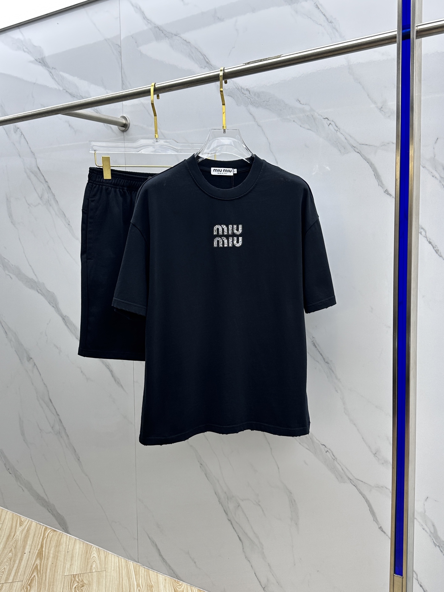 NO:162501,Miu*Miao Miu 2025 Spring and Summer latest suit, men and women's styles. Trading company channels are available and will be released on the official website at the same time!  Basically, it will have its back every season, and I look forward to the performances of all trendy men and women!  This model is made of top-grade pure cotton washing water materials!  It is hard to pick on whether it is skin-friendly or breathable when worn in close-fitting!  The upper body looks very white and supports the complexion of the skin!  Loose style cut, both men and women can easily match your own fashionable and high-end outfit!  AN Size M-2XL, miumiu,alexander wang19860909Miu*缪缪 2025春夏最新款套装,男女款 贸易公司渠道稀出,同步官网发售！基本每一季都会有它的背影所在,期待着所有潮男潮女们的演绎！此款选用客供顶级纯棉洗水材质打造！贴身穿着亲肤感与透气性都无法挑剔！上身非常的显白承托肤色！宽松版型裁剪,无论男女皆可轻松搭配出属于自我的时尚高级穿搭！AN 尺码M-2XL,,miumiu,alexander wang,Men's clothing