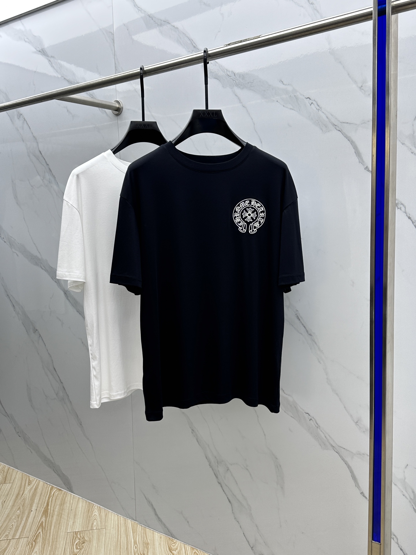 NO:162502,CH* Crowxin 2025 spring and summer new style first-time counter latest short-sleeved round-neck T-shirt, high-end customization, avant-garde and fashionable design!  Brand logo heavy craft design, high-end customized mercerated long cotton fabric, soft feel, comfortable to wear, exquisite counter-level car line, fine workmanship, invincible and handsome upper body effect!  A must-have item for handsome men!  Hei original single production code number M-3XL, chrome hearts, T-shirt, tees, t-shirt, alexander wang19860909CH*克罗心 2025春夏新款首发专柜最新款短袖圆领T恤 高端订制 设计前卫时尚！品牌logo重工艺设计 高端定制丝光长绒棉面料.手感柔软.穿着舒适.专柜级别精致车线.做工精细.上身效果无敌帅气！型男必备单品！ hei原单出品 码数M-3XL,,chrome hearts,T-shirt,tees，t-shirt,alexander wang,Men's clothing