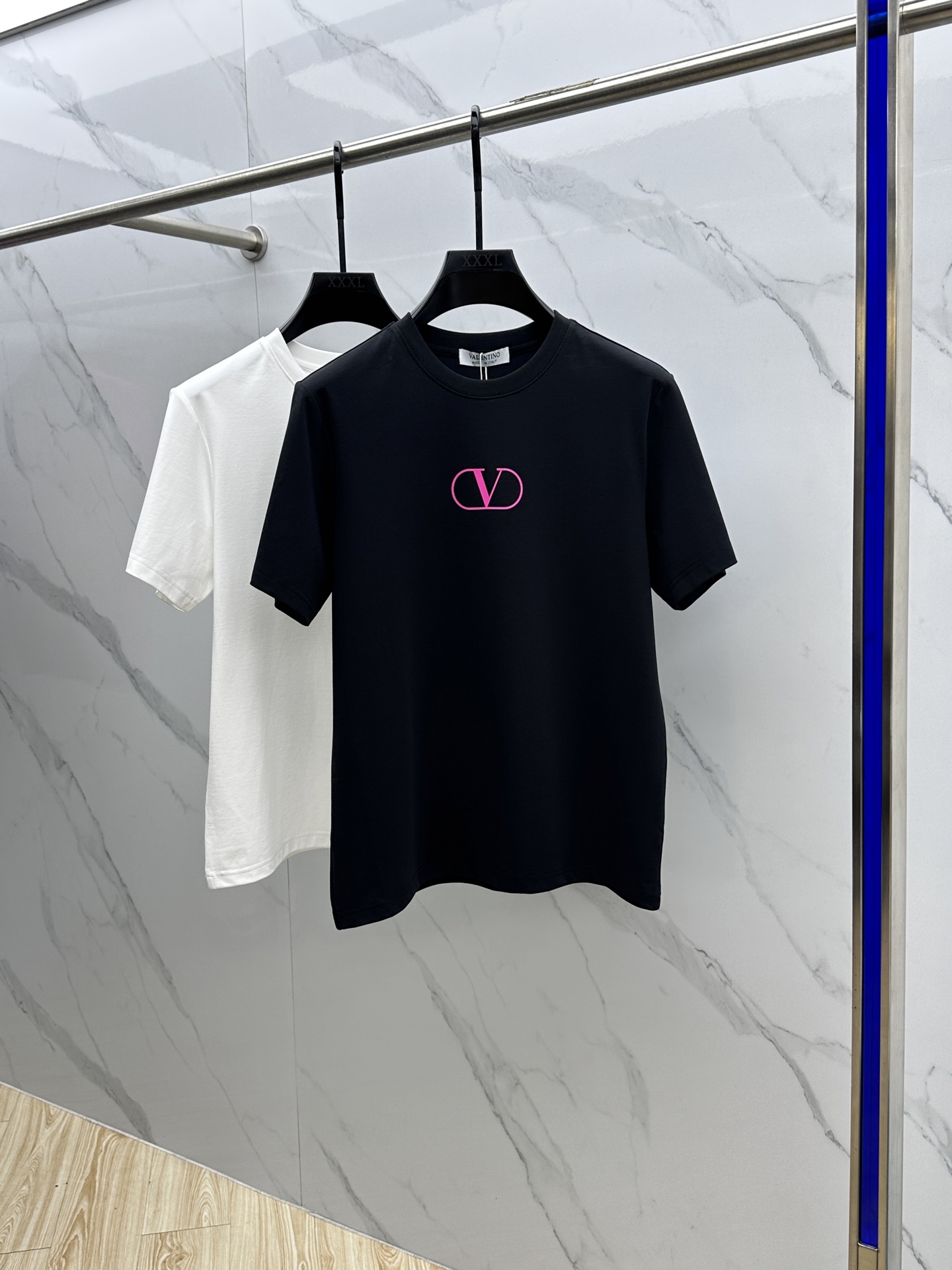 NO:162508,VLTN* Valentino 2025 spring and summer new product is launched in the market for fashionable classic round neck short-sleeved fashion item design, more fashionable and comfortable, high-standard customization, very stylish upper body, chest brand logo Customer-supplied auxiliary materials, customer-supplied imported high-end fabrics with very delicate texture, exquisite details and exquisite craftsmanship, extremely shaping item, can be matched with any fashion, super good style Produced by A20 Code M-3XL, valentino, T-shirt, alexander wang19860909VLTN*华伦天奴 2025春夏新品上市时尚经典圆领短袖时尚单品设计,更加时尚舒适,高标准定制,上身非常有型,胸前品牌logo 客供辅料,客供进口高档面料质感非常细腻,细节工艺精湛考究,塑造性极高的一款单品,任何时装都可以搭配,版型超级好 A20出品 码数M-3XL,,valentino,T-shirt,alexander wang,Men's clothing