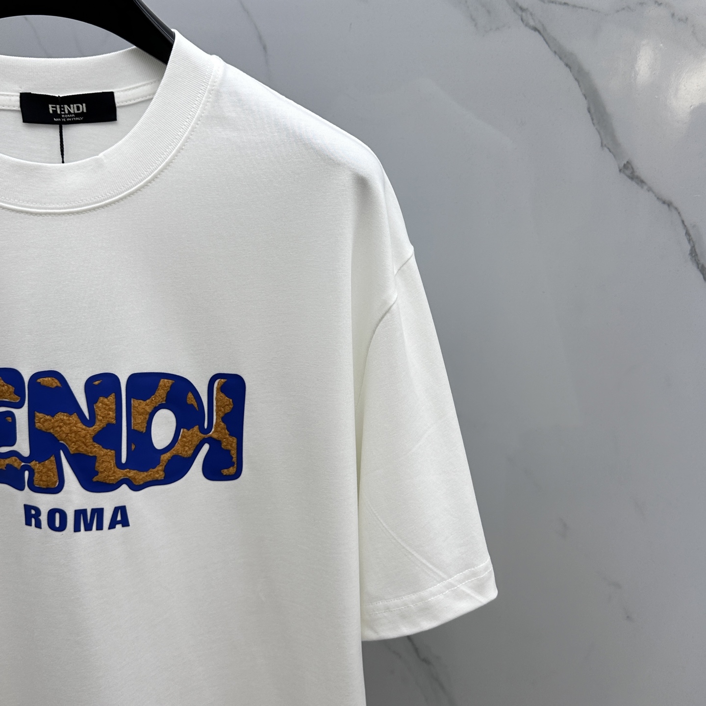  🆕Fendi*芬迪  2025FW春夏新品圆领打底外穿T恤，立体感logo常规半袖纯棉打底T恤，棉，手