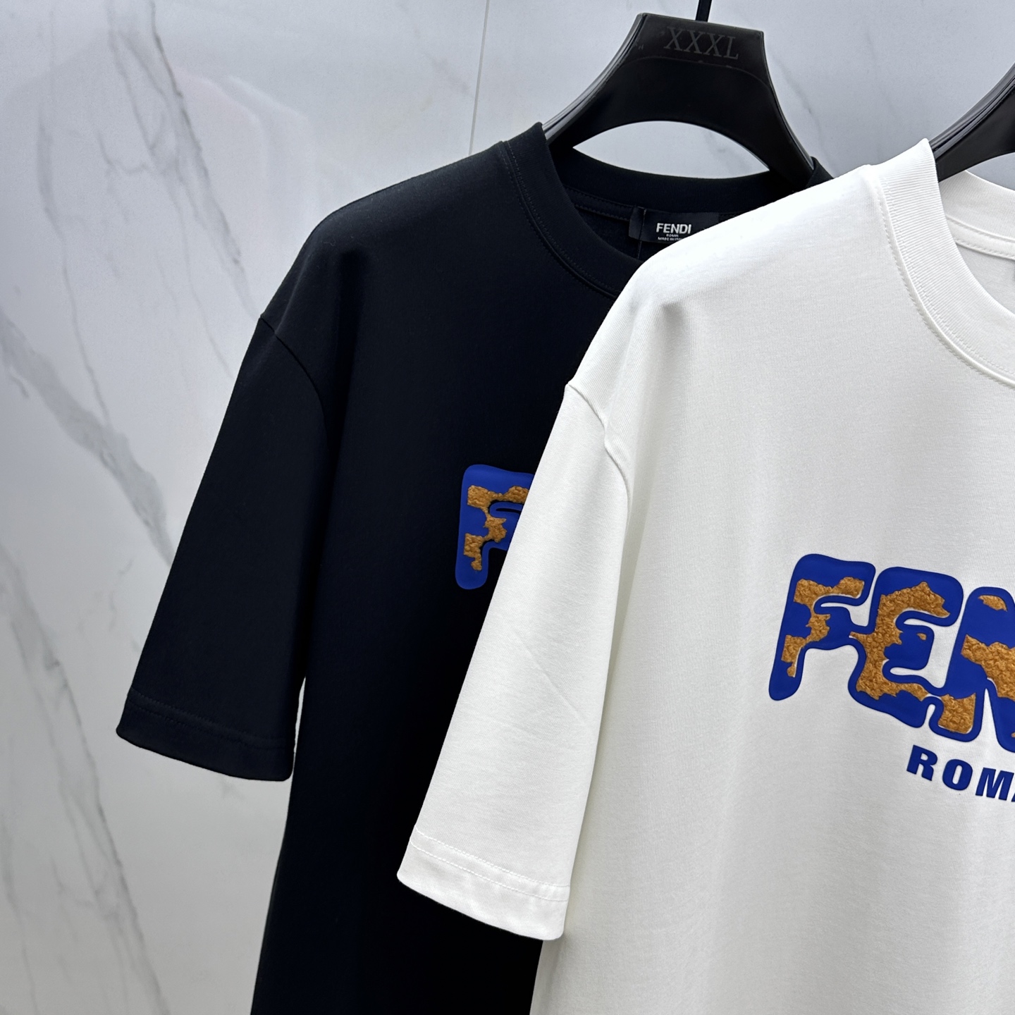  🆕Fendi*芬迪  2025FW春夏新品圆领打底外穿T恤，立体感logo常规半袖纯棉打底T恤，棉，手