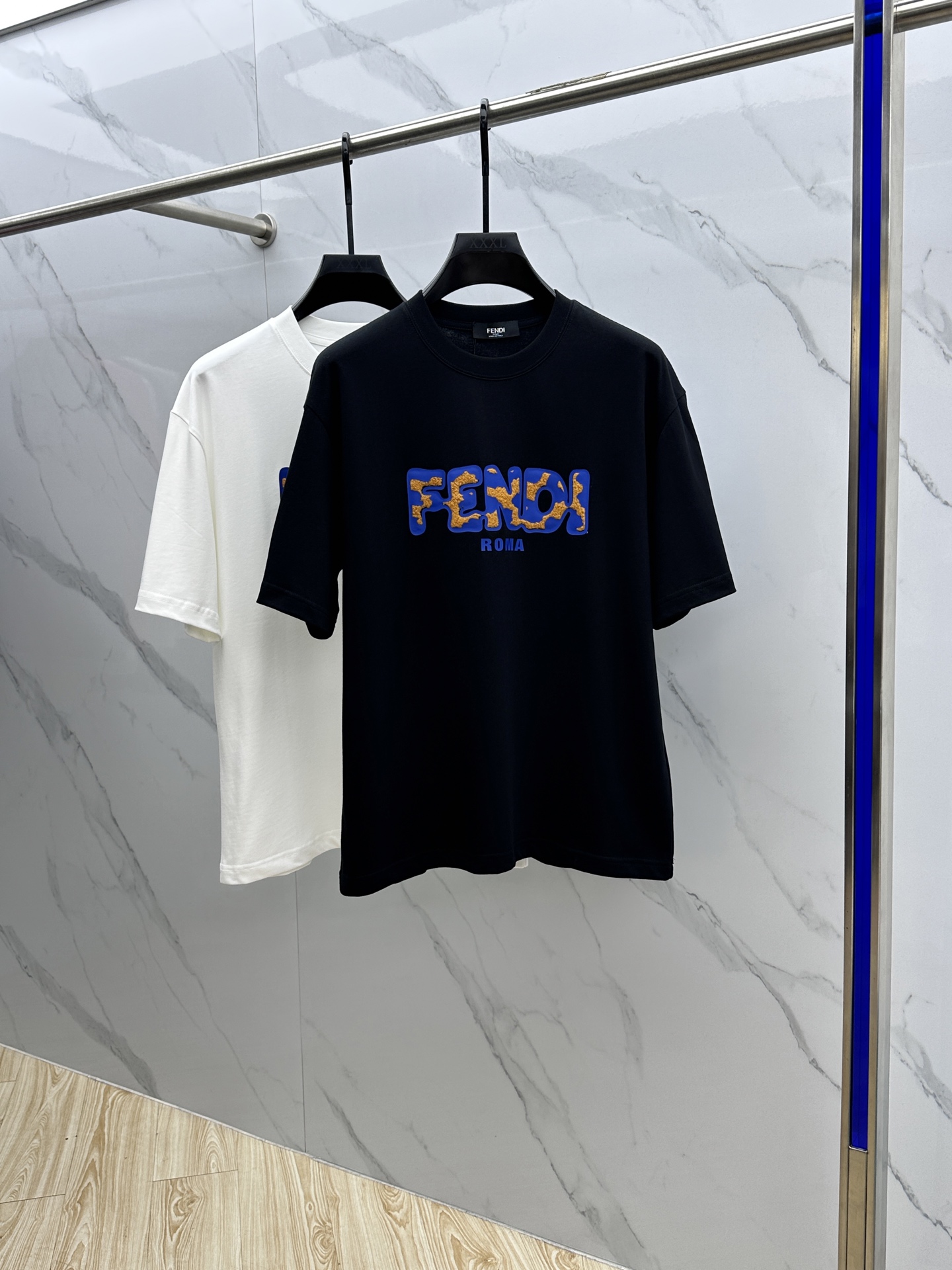 NO:162505,Fendi*Fendi 2025FW spring and summer new round neck base-outdoor T-shirt, three-dimensional logo conventional half-sleeved cotton base T-shirt, cotton, feel glutinous and skin-skinned, soft and tough. Processing, toughness and wrinkle resistance have been greatly improved. The micro-contour tailoring is very well-placed, and the chest logo process is extremely recognizable. The three standards are complete, and the single-wear base must be essential. The same model for men and women xh code M-XXXL,,fendi,fendi,tees, t-shirt,alexander wang19860909Fendi*芬迪 2025FW春夏新品圆领打底外穿T恤,立体感logo常规半袖纯棉打底T恤,棉,手感面糯有骨感,柔而有韧性.工艺处理,韧性和抗皱性能得到大幅度提高.微廓形剪裁很到位,胸前logo工艺,辨识度极高.三标齐全,单穿打底必备单品. 男女同款xh 码数M-XXXL,,fendi,fendi,tees，t-shirt,alexander wang,Men's clothing