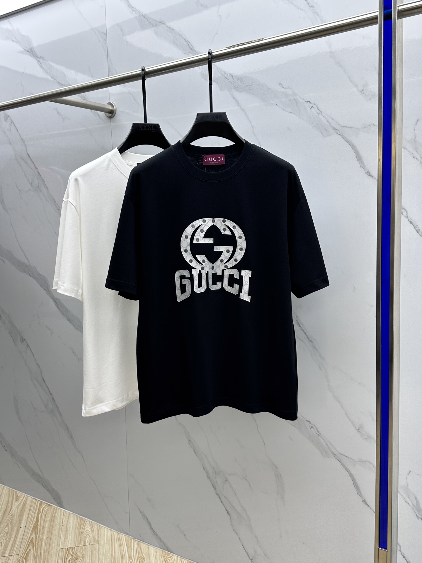 NO:162507,Gucci*Gucci 2025FW spring and summer new round neck bottoming T-shirt, three-dimensional logo conventional half-sleeved cotton base T-shirt, cotton, feel glutinous and skin-skinned, soft and tough. The process, toughness and wrinkle resistance have been greatly improved. The micro-contour tailoring is very well-placed, and the chest logo printing process is extremely recognizable. The three standards are complete, and the single-wear base must be essential. The same model for men and women xh number M-XXXL,,gucci,gucci,tees, t-shirt,alexander wang19860909Gucci*古驰 2025FW春夏新品圆领打底外穿T恤,立体感logo常规半袖纯棉打底T恤,棉,手感面糯有骨感,柔而有韧性.工艺处理,韧性和抗皱性能得到大幅度提高.微廓形剪裁很到位,胸前logo印花工艺,辨识度极高.三标齐全,单穿打底必备单品. 男女同款xh 码数M-XXXL,,gucci,gucci,tees，t-shirt,alexander wang,Men's clothing