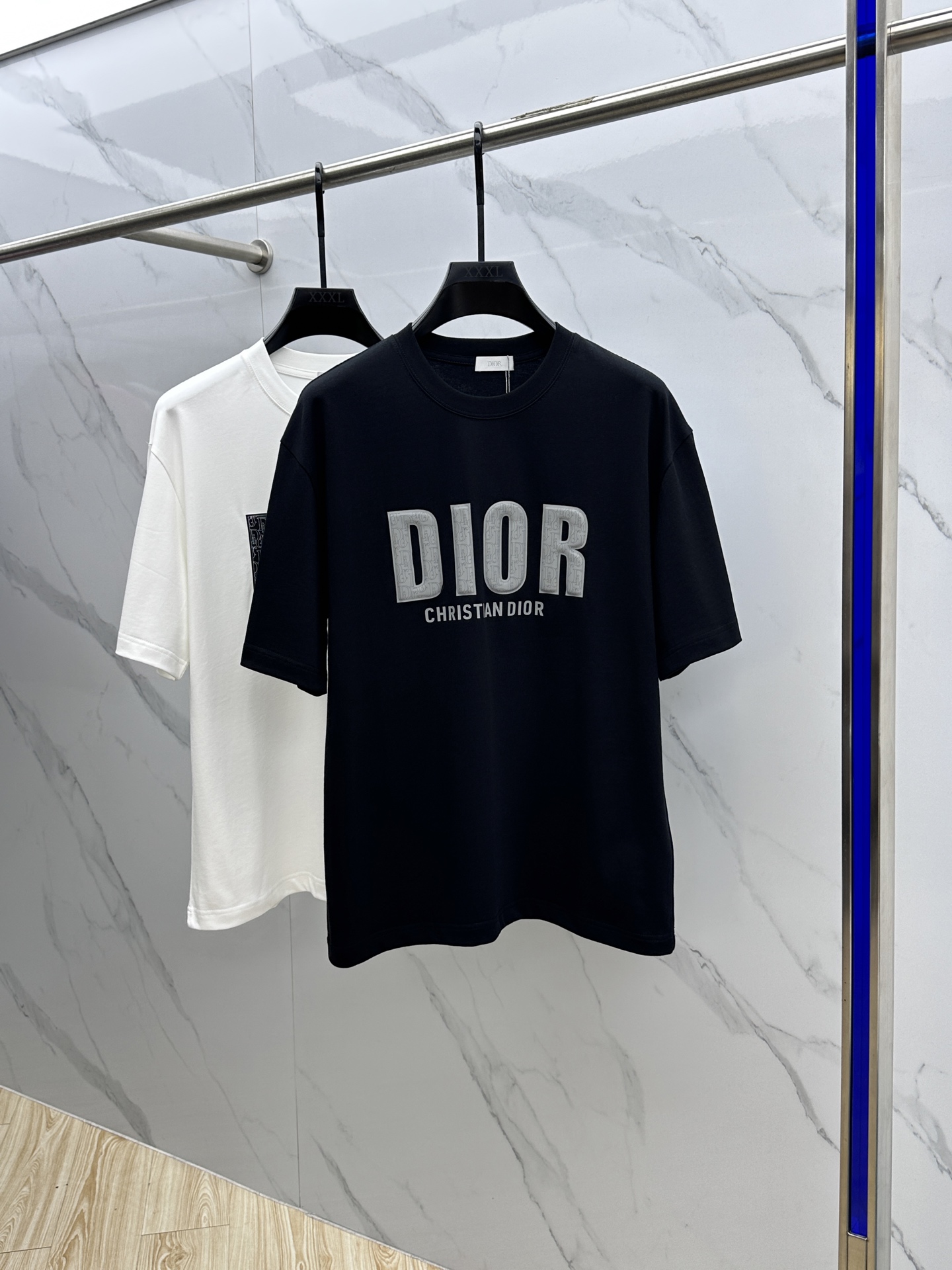 NO:162509,Christian Dior*Dior 2025FW spring and summer new round neck bottoming T-shirt, three-dimensional logo conventional half-sleeved cotton base T-shirt, cotton, feel glutinous and skin-skinned, soft and tough. The process, toughness and wrinkle resistance have been greatly improved. The micro-contour tailoring is very well-placed, and the chest logo printing process is extremely recognizable. The three-standard logo is complete, and the single-sided base must be necessary. The same model for men and women xh code M-XXXL,,dior,dior,tees,t-shirt,alexander wang19860909Christian Dior*迪奥 2025FW春夏新品圆领打底外穿T恤,立体感logo常规半袖纯棉打底T恤,棉,手感面糯有骨感,柔而有韧性.工艺处理,韧性和抗皱性能得到大幅度提高.微廓形剪裁很到位,胸前logo印花工艺,辨识度极高.三标齐全,单穿打底必备单品. 男女同款xh 码数M-XXXL,,dior,dior,tees，t-shirt,alexander wang,Men's clothing