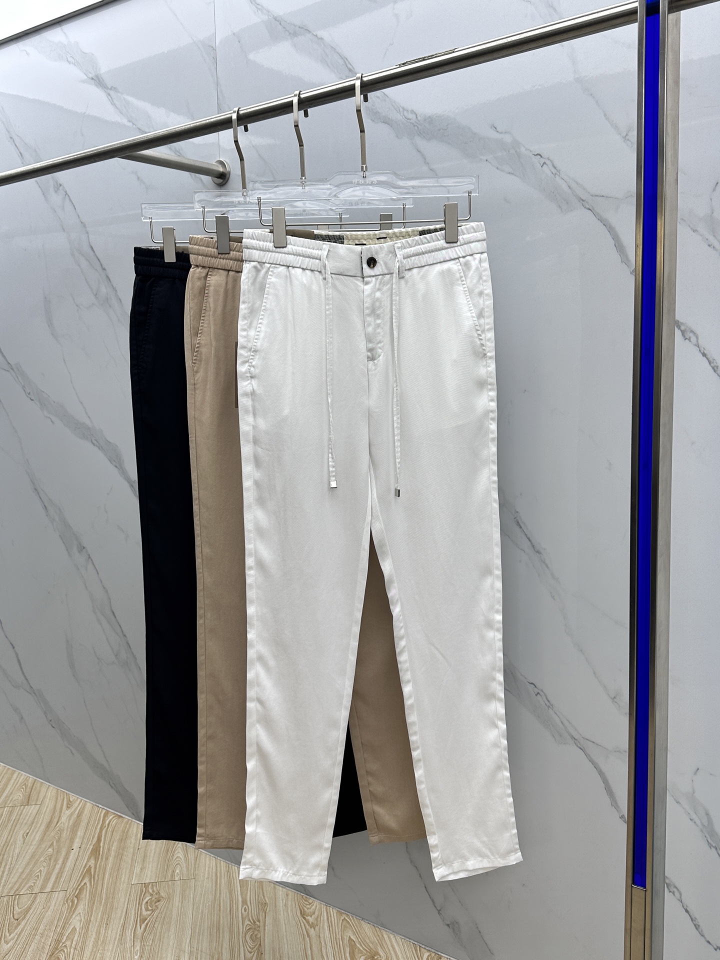 NO:161187,Burberry* Burberry 2025 spring and summer new casual trousers, simultaneously released on the official website, trouser body craft design, imported customer-supplied auxiliary materials, and factory-produced without inspection!  Every detail is the ultimate, the original hardware accessories are trendy and stylish, and they are a must-have item for trendy people!  Original AX production!  30-40, there are 35 or no 37. 39, burberry, burberry, alexander wang19860909Burberry*巴宝莉 2025春夏新品休闲裤西裤,官网同步发售,裤身工艺设计,进口客供辅料,代工厂出品免检！每个细节做到极致,原版五金配件,潮范十足、上身有型帅气,潮人必备单品！ AX原单出品！ 码数30-40有35无37. 39,,burberry,burberry,alexander wang,Men's clothing