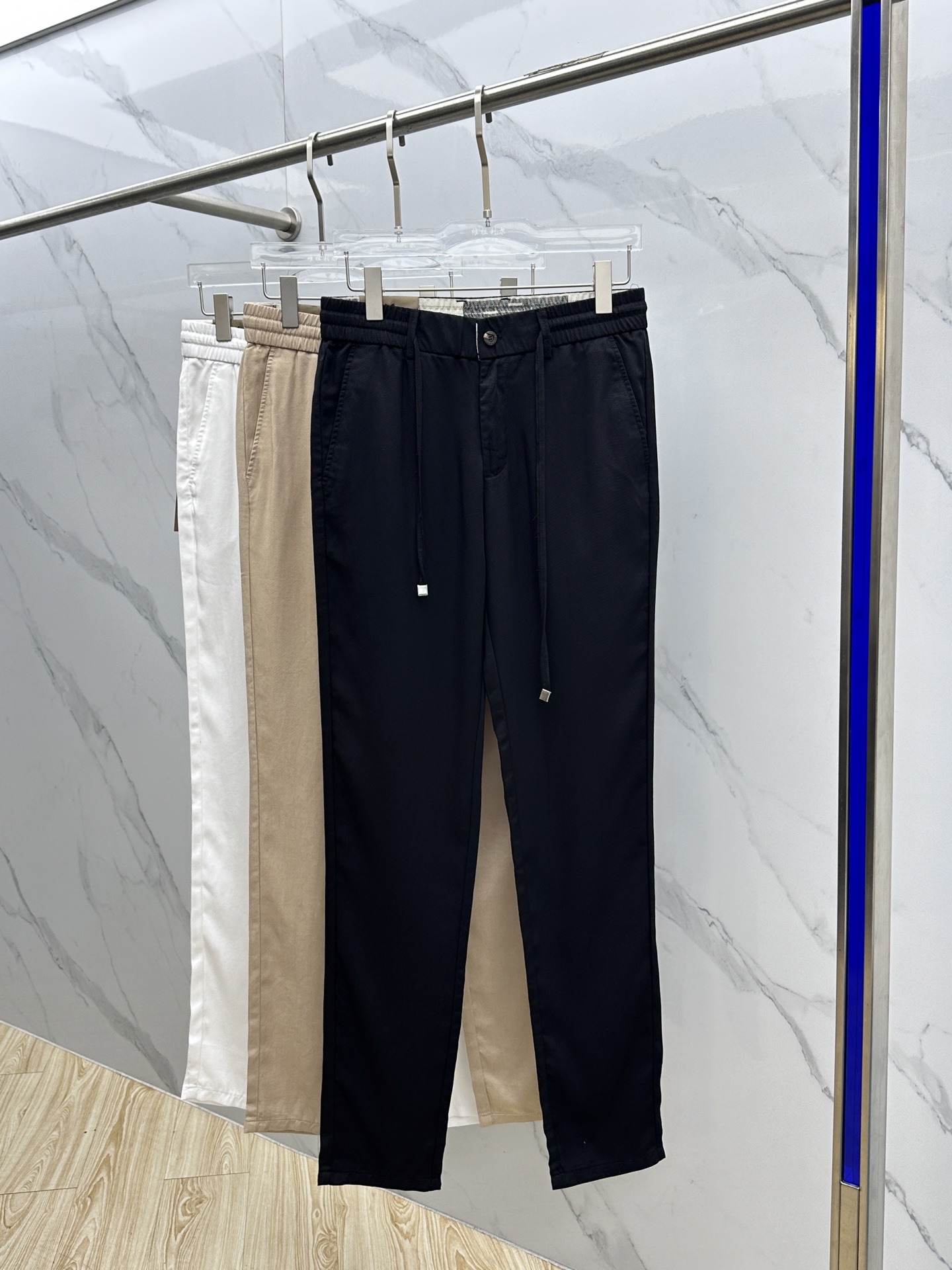 NO:162529,Burberry* Burberry 2025 spring and summer new casual trousers, simultaneously released on the official website, trouser body craft design, imported customer-supplied auxiliary materials, and factory-produced without inspection!  Every detail is the ultimate, the original hardware accessories are trendy and stylish, and they are a must-have item for trendy people!  Original AX production!  30-40, there are 35 or no 37. 39, burberry, burberry, alexander wang19860909Burberry*巴宝莉 2025春夏新品休闲裤西裤,官网同步发售,裤身工艺设计,进口客供辅料,代工厂出品免检！每个细节做到极致,原版五金配件,潮范十足、上身有型帅气,潮人必备单品！ AX原单出品！ 码数30-40有35无37. 39,,burberry,burberry,alexander wang,Men's clothing