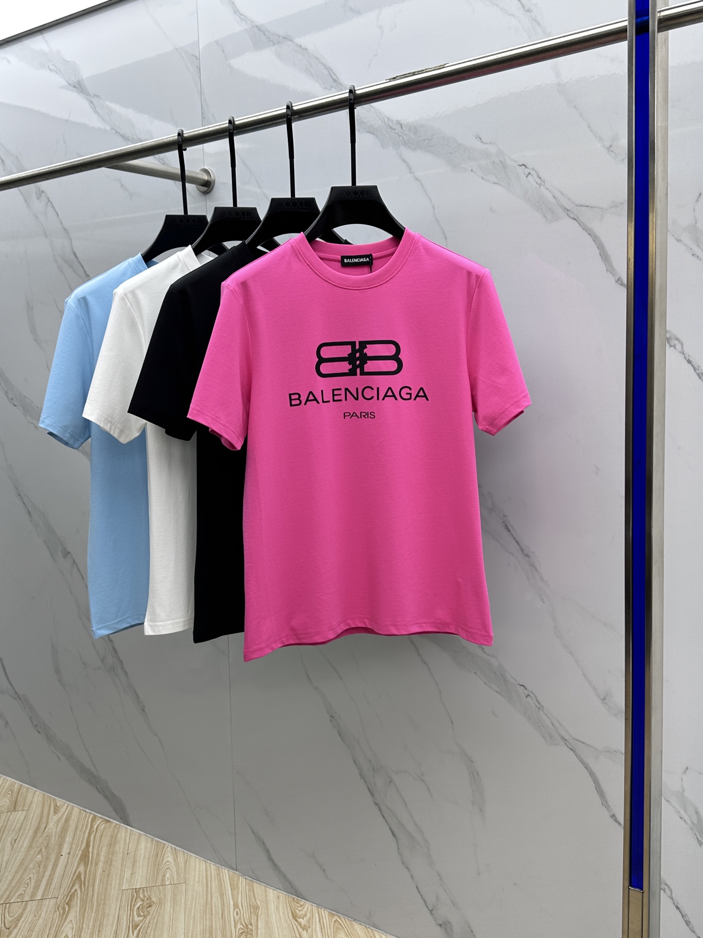 NO:161200,Balenciag*Paris 2025 spring and summer new products are launched in the market for fashionable classic round neck short-sleeved fashion item design, more fashionable and comfortable, high-standard customization, very stylish upper body, chest brand logo Customer-supplied auxiliary materials, customer-supplied imported high-end fabrics with very delicate texture, exquisite details and exquisite craftsmanship, extremely shaping item, can be matched with any fashion, super good style Produced by A20 Code M-3XL,,balenciaga,T-shirt,alexander wang19860909Balenciag*巴黎 2025春夏新品上市时尚经典圆领短袖时尚单品设计,更加时尚舒适,高标准定制,上身非常有型,胸前品牌logo 客供辅料,客供进口高档面料质感非常细腻,细节工艺精湛考究,塑造性极高的一款单品,任何时装都可以搭配,版型超级好 A20出品 码数M-3XL,,balenciaga,T-shirt,alexander wang,Men's clothing