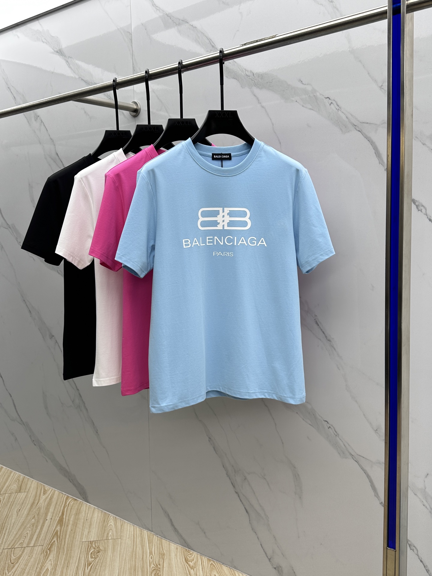 NO:162543,Balenciag*Paris 2025 spring and summer new products are launched in the market for fashionable classic round neck short-sleeved fashion item design, more fashionable and comfortable, high-standard customization, very stylish upper body, chest brand logo Customer-supplied auxiliary materials, customer-supplied imported high-end fabrics with very delicate texture, exquisite details and exquisite craftsmanship, extremely shaping item, can be matched with any fashion, super good style Produced by A20 Code M-3XL,,balenciaga,T-shirt,alexander wang19860909Balenciag*巴黎 2025春夏新品上市时尚经典圆领短袖时尚单品设计,更加时尚舒适,高标准定制,上身非常有型,胸前品牌logo 客供辅料,客供进口高档面料质感非常细腻,细节工艺精湛考究,塑造性极高的一款单品,任何时装都可以搭配,版型超级好 A20出品 码数M-3XL,,balenciaga,T-shirt,alexander wang,Men's clothing