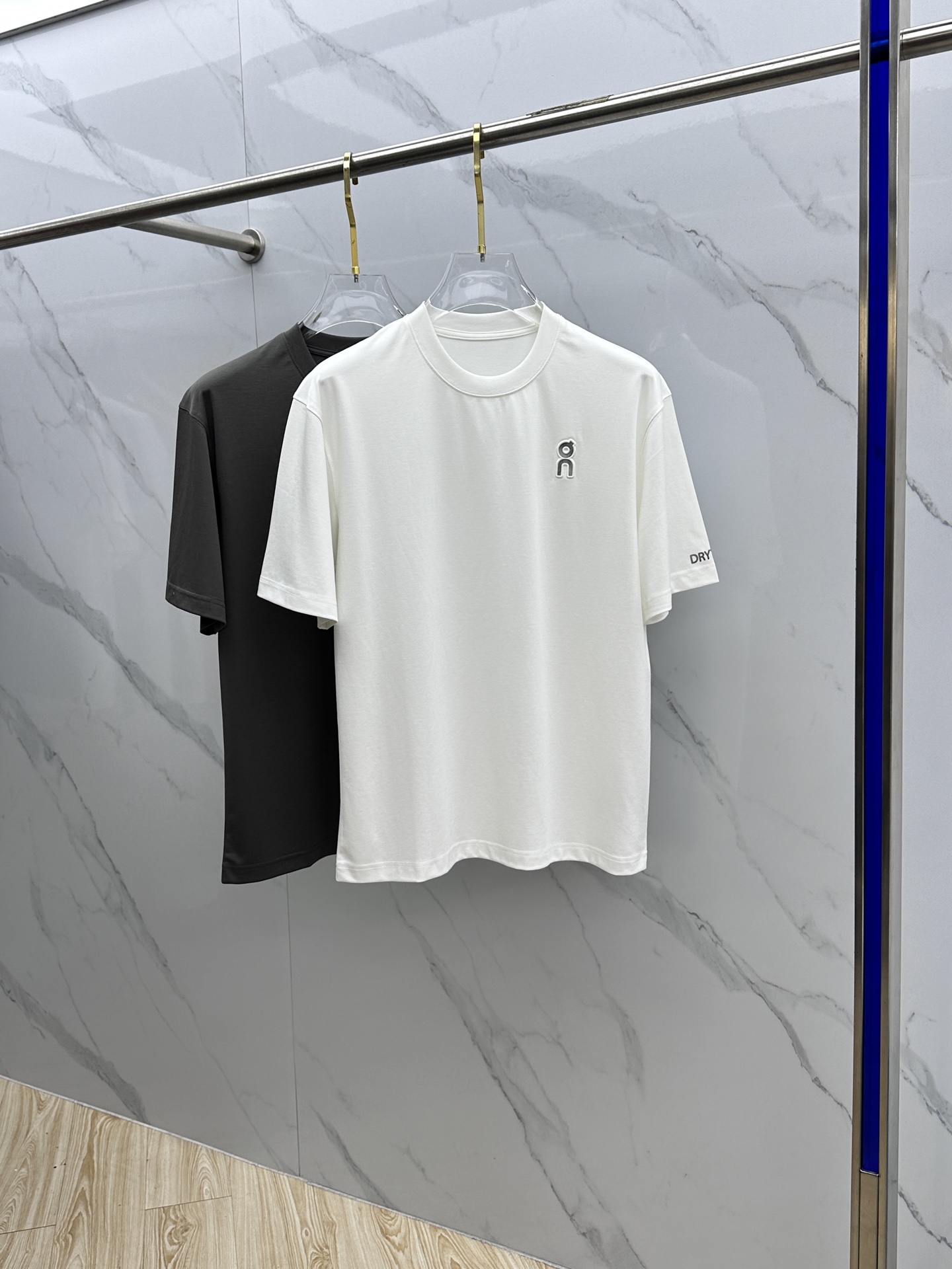 NO:161206,DRYTEC spacer fabric 2025 spring and summer new fast-drying outdoor casual single T, DRYTEC spacer fabric is not just a fabric, it is a redefinition of wear comfort and a challenge to the limit of performance. DRYTEC spacer fabric is also very soft and breathable, and can quickly transport internal moisture to the outer layer. The outer surface made of fiber can quickly absorb sweat and quickly evaporate through large area distribution to ensure that the wearer remains dry. Simple design concept, lightweight, focusing on comfort and performance, is worth recommending. The same model of men and women xh code M-3XL,,alexander wang19860909DRYTEC间隔织物 2025春夏新款速干户外休闲单T,DRYTEC间隔织物,不仅仅是一款面料,它是对穿着舒适性的重新定义,是对性能极限的挑战.DRYTEC间隔织物还非常柔软,透气性极佳,能够迅速将内部水分输送到外层,由纤维制成的外层表面能迅速吸收汗水,并通过大面积分布实现快速蒸发,确保穿着者保持干爽.简单的设计理念,轻量化,注重舒适与性能,值得推荐. 男女同款xh 码数M-3XL,,alexander wang,Men's clothing