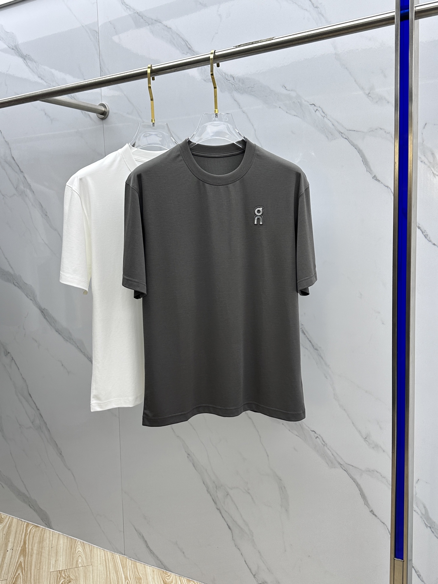 NO:162544,DRYTEC spacer fabric 2025 spring and summer new fast-drying outdoor casual single T, DRYTEC spacer fabric is not just a fabric, it is a redefinition of wear comfort and a challenge to the limit of performance. DRYTEC spacer fabric is also very soft and breathable, and can quickly transport internal moisture to the outer layer. The outer surface made of fiber can quickly absorb sweat and quickly evaporate through large area distribution to ensure that the wearer remains dry. Simple design concept, lightweight, focusing on comfort and performance, is worth recommending. The same model of men and women xh code M-3XL,,alexander wang19860909DRYTEC间隔织物 2025春夏新款速干户外休闲单T,DRYTEC间隔织物,不仅仅是一款面料,它是对穿着舒适性的重新定义,是对性能极限的挑战.DRYTEC间隔织物还非常柔软,透气性极佳,能够迅速将内部水分输送到外层,由纤维制成的外层表面能迅速吸收汗水,并通过大面积分布实现快速蒸发,确保穿着者保持干爽.简单的设计理念,轻量化,注重舒适与性能,值得推荐. 男女同款xh 码数M-3XL,,alexander wang,Men's clothing