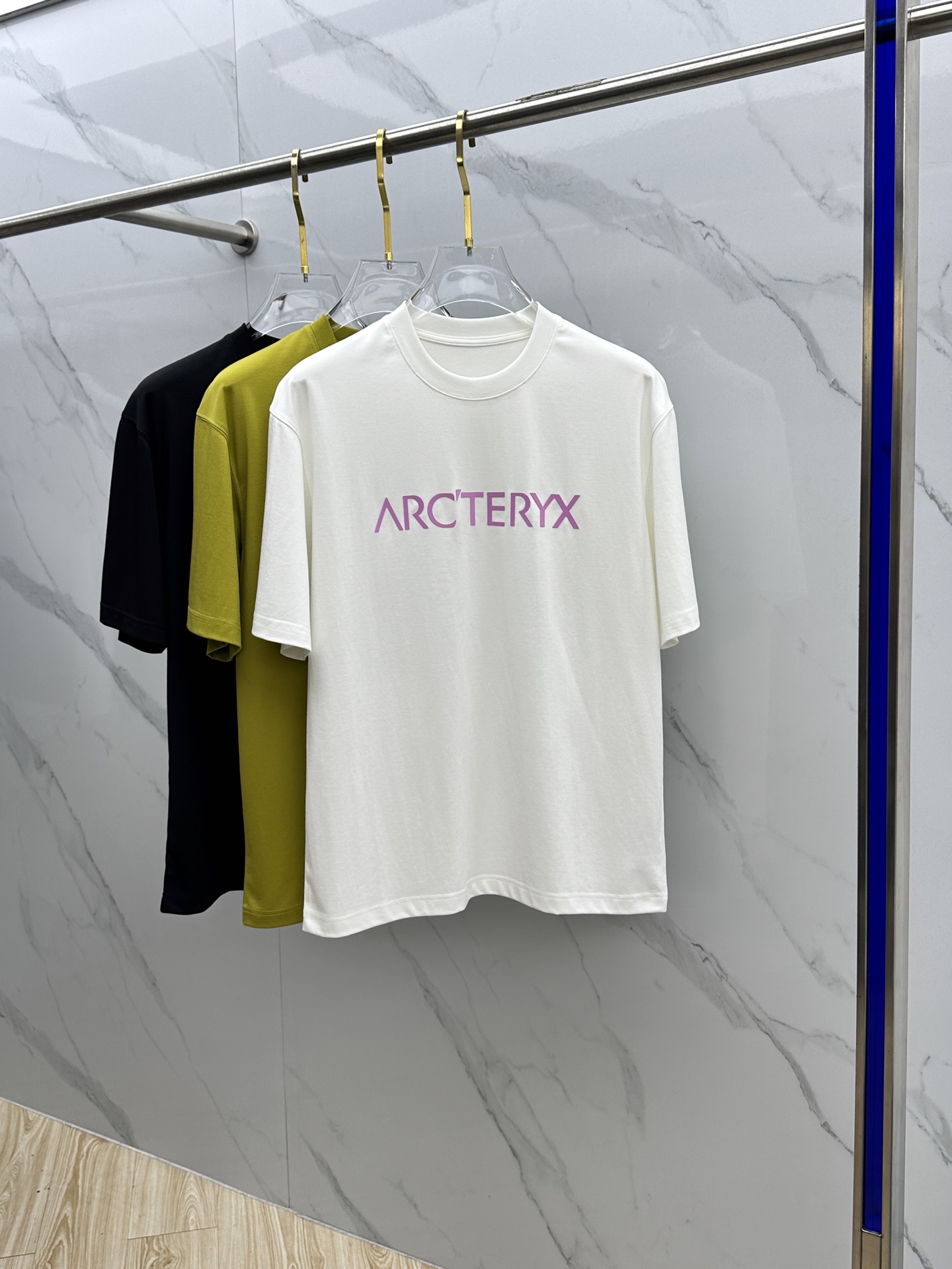 NO:162546,ARC'TERYX*Archaew Bird 2025FW spring and summer new outdoor beef, special training, sports, fitness, running, casual, moisture-absorbing and sweating T-shirt, all-weather outdoor sports series!  Sport running short sleeves, mountaineering and hiking. High-quality fabric, skin-friendly and soft, sweat-absorbing and breathable. Outdoor functional fabric, quick-drying and elastic, lightweight and breathable!  3D three-dimensional shearing, a simple but not simple model, with the upper body effect perfect!  Such a cost-effective technology quick-drying clothes. Processing, tailoring, and printing on the chest logo, with extremely high recognition. A must-have item for single wear. The same style for men and women xh, code number m~3xl, arc'teryx, T-shirt,tees, t-shirt,alexander wang19860909ARC'TERYX*始祖鸟 2025FW春夏新款户外牛货,特综训运动健身跑步休闲内搭吸湿排汗T恤 全天候户外运动系列！运动跑步短袖,登山徒步.优质面料 亲肤柔软 吸汗透气 户外功能性面料 速干高弹 轻量透气！ 3d立体载剪 简约而不简单的一款,上身效果堪称完美！性价比这么高的科技速干衣 . 工艺处理,剪裁到位,胸前logo印花工艺,辨识度极高.单穿打底必备单品. 男女同款xh 码数m~3xl,arc'teryx,T-shirt,tees，t-shirt,alexander wang,Men's clothing