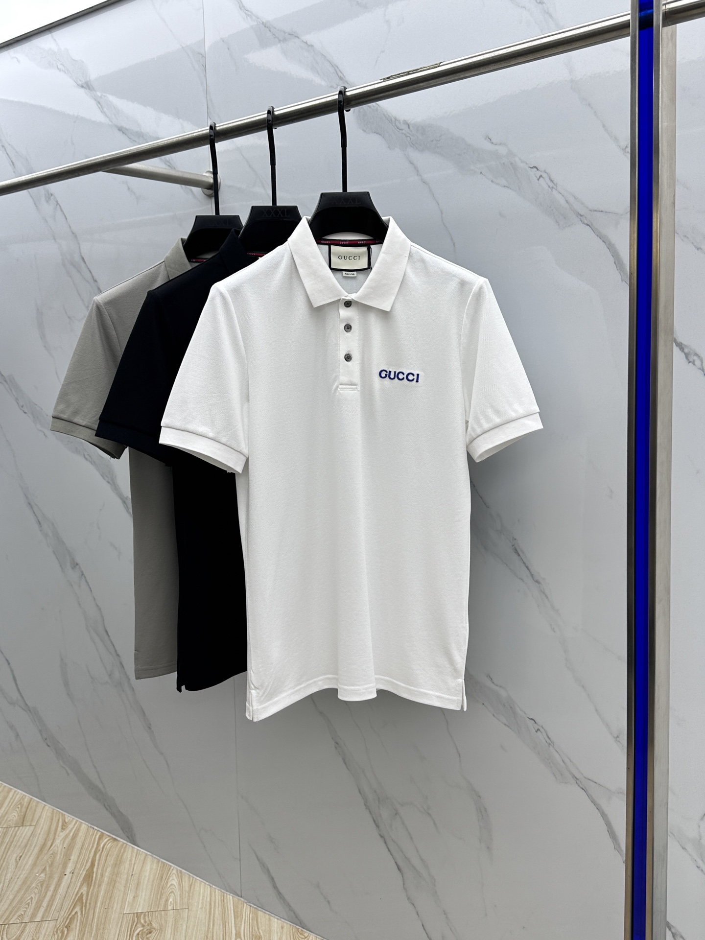 NO:473569,Gucci* Gucci New spring and summer 2025 short-sleeved men's logo short-sleeved polo shirt, continuing the classic business casual lapel POLO shirt. This Polo shirt is made of mercerized double-sided cotton bead floor fabric, and the timeless design can transcend fashion trends. Classic style, 2-brand LOGO three-dimensional and unique, making the overall more detailed. The combination style, the fabric is made of cotton beaded material, comfortable, skin-friendly, breathable, and is a very practical wear for daily commuting and leisure. Highly recommended.luo size M-3XL,,gucci,gucci,T-shirt,alexander wang19860909Gucci*古驰 2025春夏新款男士标识短袖polo衫,延续经典商务休闲翻领POLO恤.该款Polo衫采用丝光双面棉质珠地面料制成,隽永设计可跨越时尚潮流.经典款型,2品牌LOGO立体别致,让整体更具细节感 合体的版型,面料采用全棉珠地料,舒适,亲肤,透气好,平时通勤休闲都很实穿的一款 强烈推荐.luo 尺码M-3XL,,gucci,gucci,T-shirt,alexander wang,Men's clothing