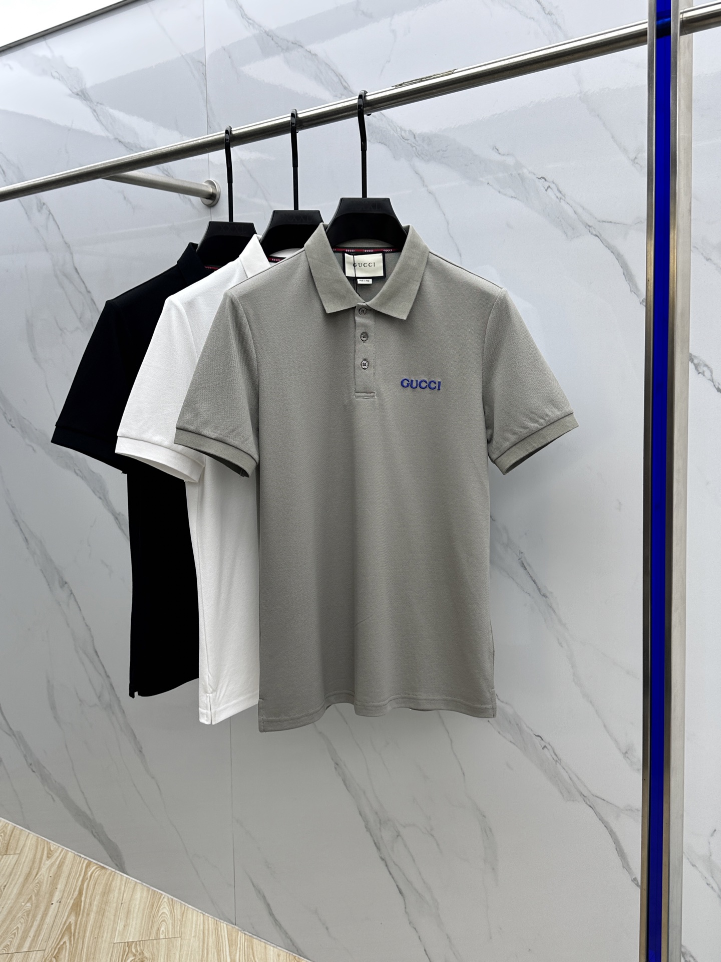 NO:161189,Gucci* Gucci New spring and summer 2025 short-sleeved men's logo short-sleeved polo shirt, continuing the classic business casual lapel POLO shirt. This Polo shirt is made of mercerized double-sided cotton bead floor fabric, and the timeless design can transcend fashion trends. Classic style, 2-brand LOGO three-dimensional and unique, making the overall more detailed. The combination style, the fabric is made of cotton beaded material, comfortable, skin-friendly, breathable, and is a very practical wear for daily commuting and leisure. Highly recommended.luo size M-3XL,,gucci,gucci,T-shirt,alexander wang19860909Gucci*古驰 2025春夏新款男士标识短袖polo衫,延续经典商务休闲翻领POLO恤.该款Polo衫采用丝光双面棉质珠地面料制成,隽永设计可跨越时尚潮流.经典款型,2品牌LOGO立体别致,让整体更具细节感 合体的版型,面料采用全棉珠地料,舒适,亲肤,透气好,平时通勤休闲都很实穿的一款 强烈推荐.luo 尺码M-3XL,,gucci,gucci,T-shirt,alexander wang,Men's clothing