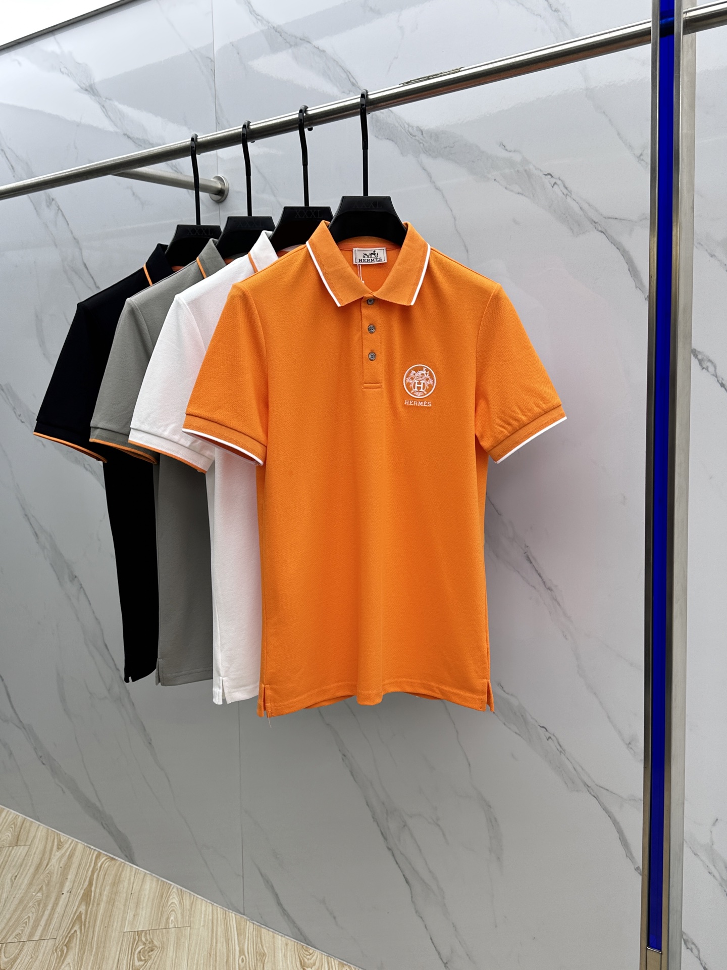 NO:161192,Hermes* Hermes 2025 spring and summer new men's logo short-sleeved polo shirt, continuing the classic business casual lapel POLO shirt. This Polo shirt is made of mercerized double-sided cotton bead floor fabric, and the timeless design can transcend fashion trends. Classic style, 2-brand LOGO three-dimensional and unique, making the overall more detailed. The combination style, the fabric is made of cotton beaded material, comfortable, skin-friendly, breathable, and is a very practical wear for daily commuting and leisure. Highly recommended.luo size M-3XL,,hermes, hermes, T-shirt, alexander wang19860909Hermes*爱马仕 2025春夏新款男士标识短袖polo衫,延续经典商务休闲翻领POLO恤.该款Polo衫采用丝光双面棉质珠地面料制成,隽永设计可跨越时尚潮流.经典款型,2品牌LOGO立体别致,让整体更具细节感 合体的版型,面料采用全棉珠地料,舒适,亲肤,透气好,平时通勤休闲都很实穿的一款 强烈推荐.luo 尺码M-3XL,,hermes,hermes,T-shirt,alexander wang,Men's clothing