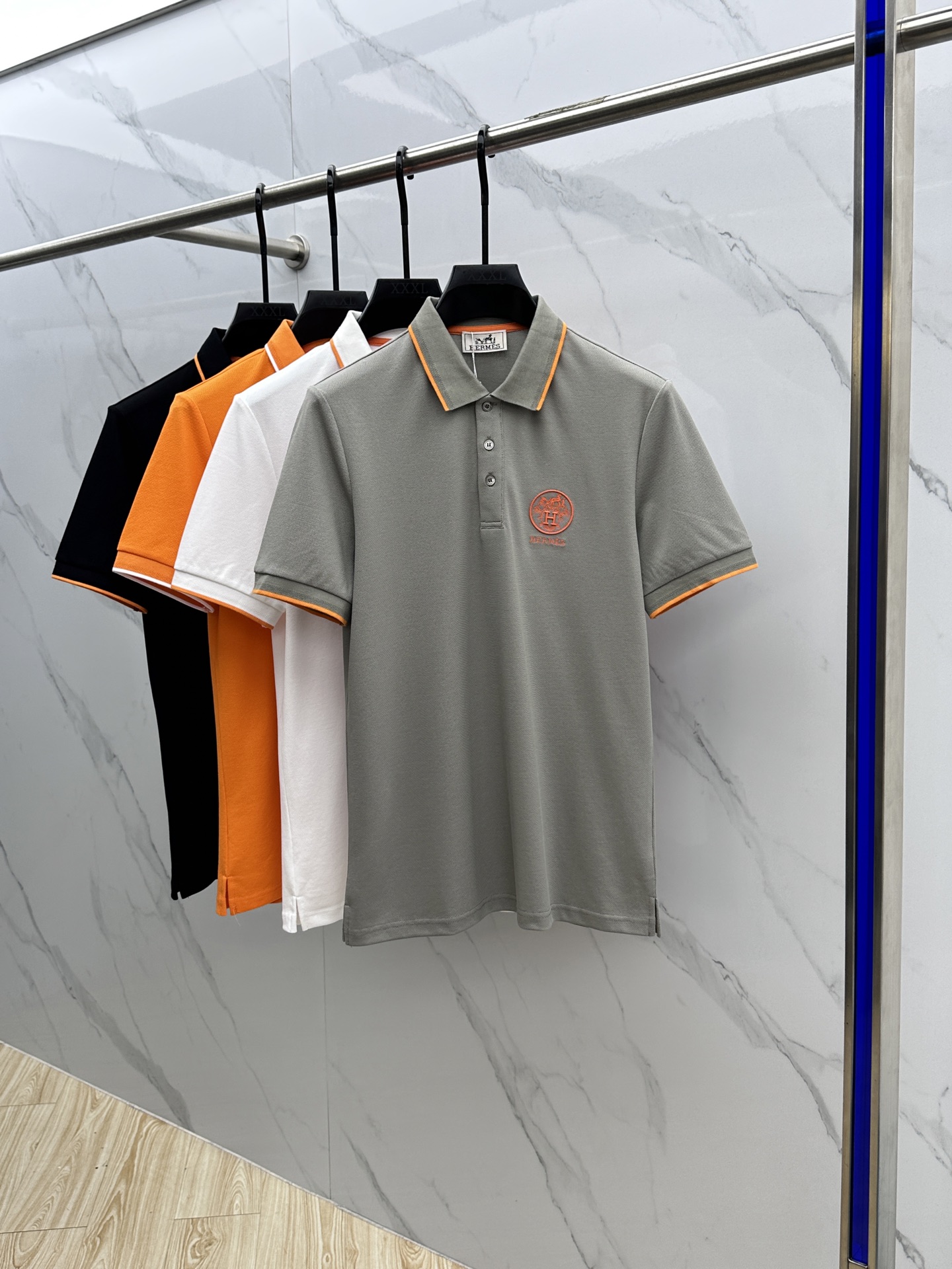 NO:162549,Hermes* Hermes 2025 spring and summer new men's logo short-sleeved polo shirt, continuing the classic business casual lapel POLO shirt. This Polo shirt is made of mercerized double-sided cotton bead floor fabric, and the timeless design can transcend fashion trends. Classic style, 2-brand LOGO three-dimensional and unique, making the overall more detailed. The combination style, the fabric is made of cotton beaded material, comfortable, skin-friendly, breathable, and is a very practical wear for daily commuting and leisure. Highly recommended.luo size M-3XL,,hermes, hermes, T-shirt, alexander wang19860909Hermes*爱马仕 2025春夏新款男士标识短袖polo衫,延续经典商务休闲翻领POLO恤.该款Polo衫采用丝光双面棉质珠地面料制成,隽永设计可跨越时尚潮流.经典款型,2品牌LOGO立体别致,让整体更具细节感 合体的版型,面料采用全棉珠地料,舒适,亲肤,透气好,平时通勤休闲都很实穿的一款 强烈推荐.luo 尺码M-3XL,,hermes,hermes,T-shirt,alexander wang,Men's clothing