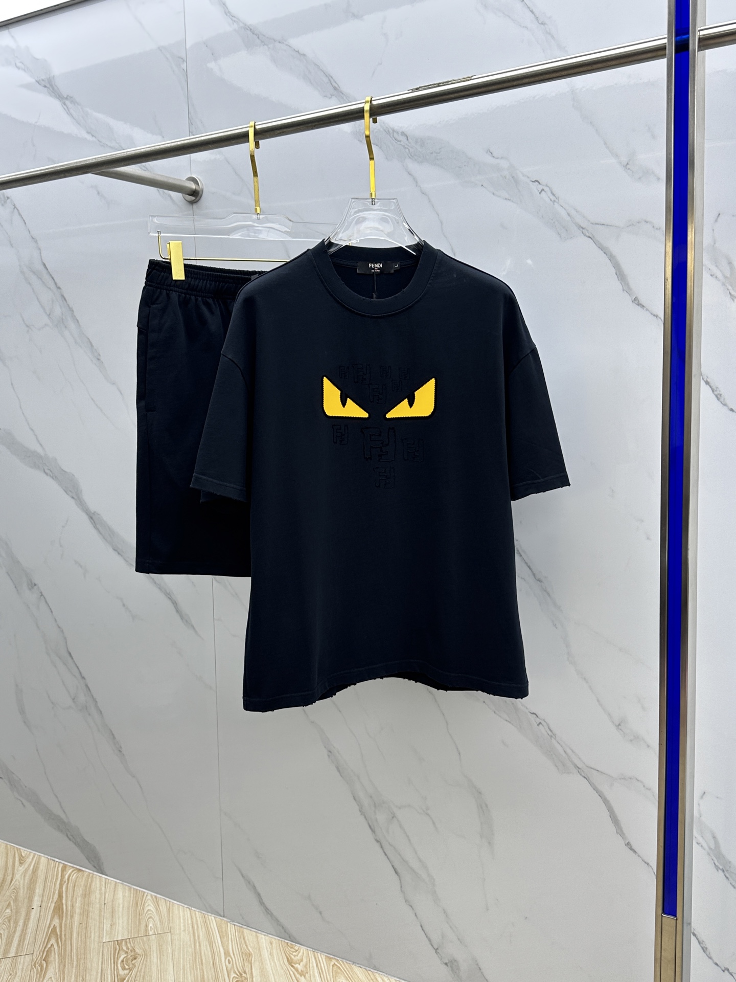 NO:162548,Fendi*Fendi 2025 Spring and Summer latest suit, men and women's styles, trading company channels are rare, and it is released on the official website at the same time!  Basically, it will have its back every season, and I look forward to the performances of all trendy men and women!  This model is made of top-grade pure cotton washing water materials!  It is hard to pick on whether it is skin-friendly or breathable when worn in close-fitting!  The upper body looks very white and supports the complexion of the skin!  Loose style cut, both men and women can easily match your own fashionable and high-end outfit!  AN Size M-2XL, fendi, fendi, alexander wang19860909Fendi*芬迪 2025春夏最新款套装,男女款 贸易公司渠道稀出,同步官网发售！基本每一季都会有它的背影所在,期待着所有潮男潮女们的演绎！此款选用客供顶级纯棉洗水材质打造！贴身穿着亲肤感与透气性都无法挑剔！上身非常的显白承托肤色！宽松版型裁剪,无论男女皆可轻松搭配出属于自我的时尚高级穿搭！AN 尺码M-2XL,,fendi,fendi,alexander wang,Men's clothing