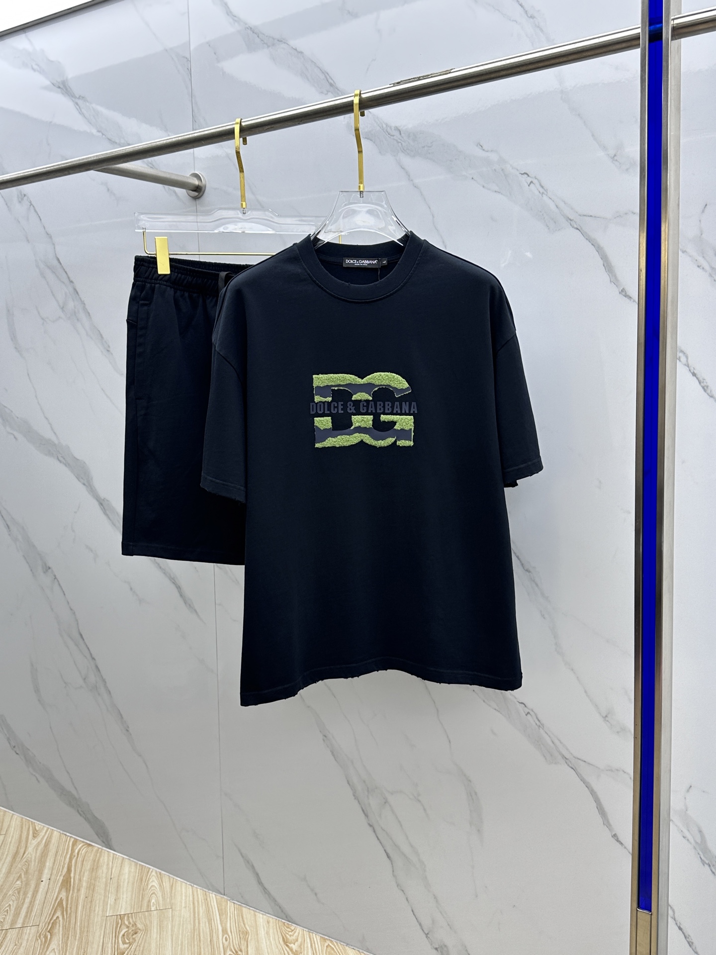 NO:162552,DG*Dougabanna 2025 Spring and Summer latest suit, men and women's models, trading company channels are rare, and it is released on the official website at the same time!  Basically, it will have its back every season, and I look forward to the performances of all trendy men and women!  This model is made of top-grade pure cotton washing water materials!  It is hard to pick on whether it is skin-friendly or breathable when worn in close-fitting!  The upper body looks very white and supports the complexion of the skin!  Loose style cut, both men and women can easily match your own fashionable and high-end outfit!  AN Size M-2XL, Dolce & Gabbana, Dolce & Gabbana, alexander wang19860909DG*杜嘉班纳 2025春夏最新款套装,男女款 贸易公司渠道稀出,同步官网发售！基本每一季都会有它的背影所在,期待着所有潮男潮女们的演绎！此款选用客供顶级纯棉洗水材质打造！贴身穿着亲肤感与透气性都无法挑剔！上身非常的显白承托肤色！宽松版型裁剪,无论男女皆可轻松搭配出属于自我的时尚高级穿搭！AN 尺码M-2XL,,Dolce&Gabbana,Dolce&Gabbana,alexander wang,Men's clothing