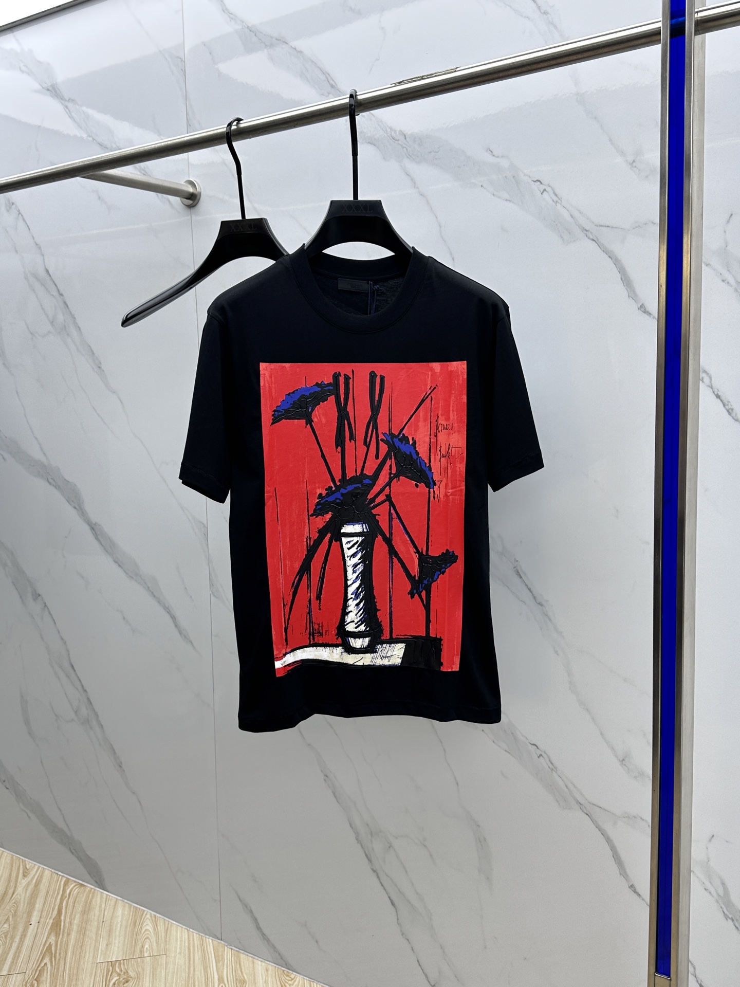 NO:162554,PRADA ·Prada 2025 spring and summer new first-time counter latest short-sleeved round-neck T-shirt, high-end customization, avant-garde and fashionable design!  Brand logo heavy craft design, high-end customized mercerated long cotton fabric, soft feel, comfortable to wear, exquisite counter-level car line, fine workmanship, invincible and handsome upper body effect!  A must-have item for handsome men!  Hei original single production code number M-3XL, prada, prada, T-shirt, tees, t-shirt, alexander wang19860909PRADA·普拉达 2025春夏新款首发专柜最新款短袖圆领T恤 高端订制 设计前卫时尚！品牌logo重工艺设计 高端定制丝光长绒棉面料.手感柔软.穿着舒适.专柜级别精致车线.做工精细.上身效果无敌帅气！型男必备单品！ hei原单出品 码数M-3XL,,prada,prada,T-shirt,tees，t-shirt,alexander wang,Men's clothing