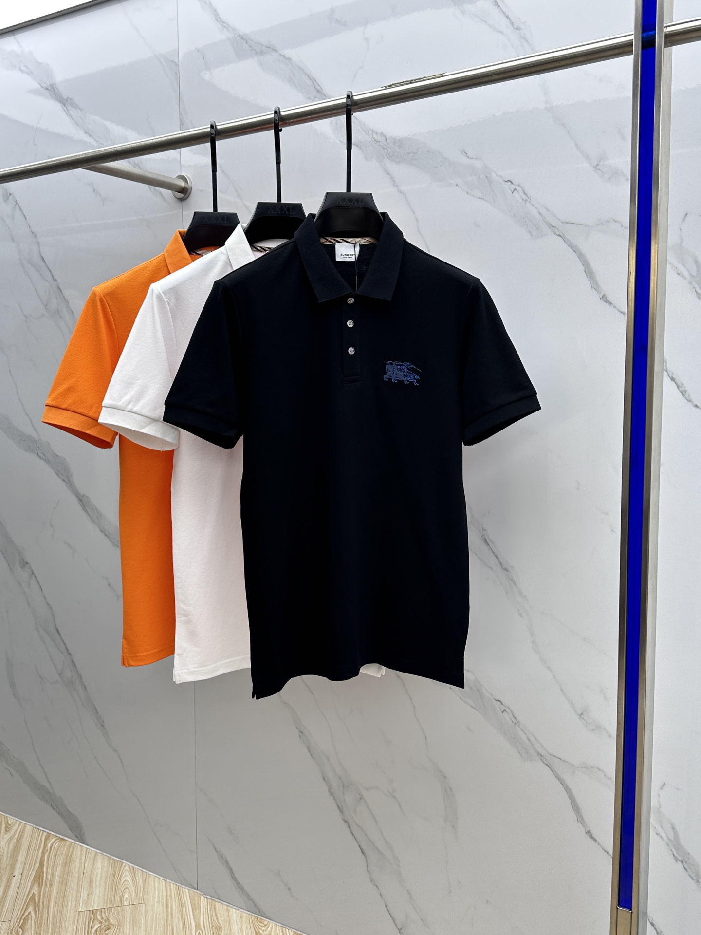 NO:162560,Burberry* Burberry New Spring and Summer 2025 Men's Logo Short-Sleeve Polo Shirt Continues Classic Business and Casual Lapel Polo Shirt. This Polo Shirt is made of mercerated double-sided cotton bead floor fabric, and the timeless design can transcend fashion trends. Classic style, 2-brand LOGO three-dimensional and unique, making the overall more detailed. The combination style, the fabric is made of cotton beads, which is comfortable, skin-friendly, breathable, and is very practical for commuting and leisure. Highly recommended.luo Size M-3XL,,burberry,burberry,T-shirt,alexander wang19860909Burberry*巴宝莉 2025春夏新款男士标识短袖polo衫,延续经典商务休闲翻领POLO恤.该款Polo衫采用丝光双面棉质珠地面料制成,隽永设计可跨越时尚潮流.经典款型,2品牌LOGO立体别致,让整体更具细节感 合体的版型,面料采用全棉珠地料,舒适,亲肤,透气好,平时通勤休闲都很实穿的一款 强烈推荐.luo 尺码M-3XL,,burberry,burberry,T-shirt,alexander wang,Men's clothing