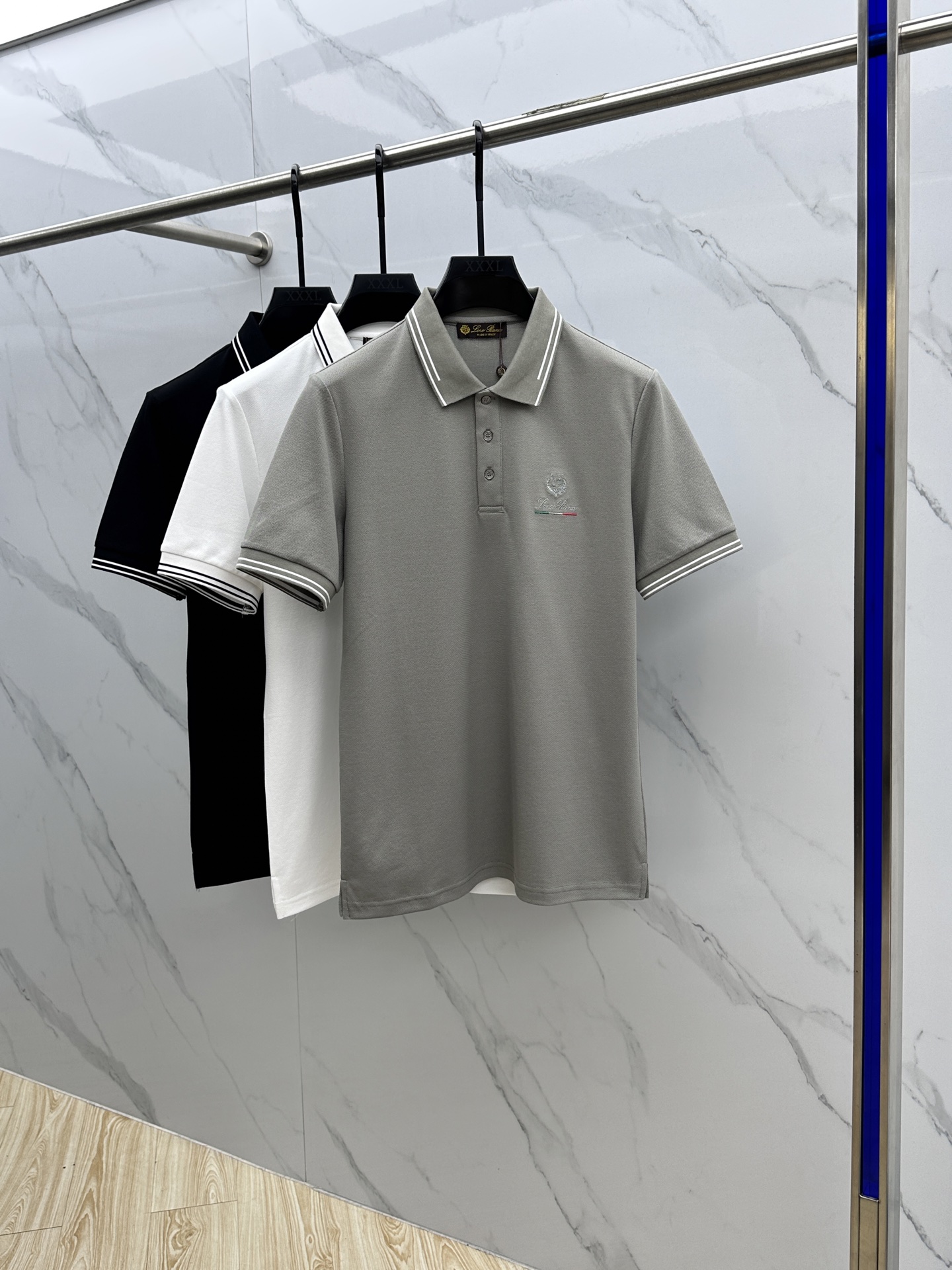 NO:162561,LP Spring and summer new men's logo short-sleeved polo shirt continues the classic business casual lapel POLO shirt. This Polo shirt is made of mercerized double-sided cotton bead floor fabric, and the timeless design can transcend fashion trends. Classic style, 2-brand LOGO three-dimensional and unique, making the overall more detailed. The combination style, the fabric is made of cotton beaded material, comfortable, skin-friendly, breathable, and is very practical for commuting and leisure. Highly recommended.luo size M-3XL,,loro piano, T-shirt, alexander wang19860909LP 春夏新款男士标识短袖polo衫,延续经典商务休闲翻领POLO恤.该款Polo衫采用丝光双面棉质珠地面料制成,隽永设计可跨越时尚潮流.经典款型,2品牌LOGO立体别致,让整体更具细节感 合体的版型,面料采用全棉珠地料,舒适,亲肤,透气好,平时通勤休闲都很实穿的一款 强烈推荐.luo 尺码M-3XL,,loro piana,T-shirt,alexander wang,Men's clothing