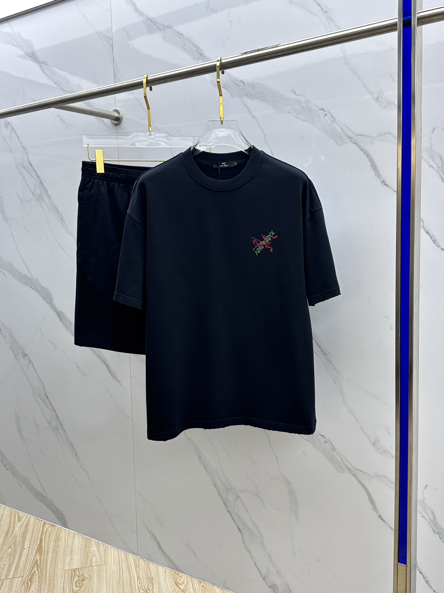 NO:426075,ARC'TERYX*Archaeon Bird's latest spring and summer suit, men's and women's models. Trading company channels are rare and it is released on the official website at the same time!  Basically, it will have its back every season, and I look forward to the performances of all trendy men and women!  This model is made of top-grade pure cotton washing water materials!  It is hard to pick on whether it is skin-friendly or breathable when worn in close-fitting!  The upper body looks very white and supports the complexion of the skin!  Loose style cut, both men and women can easily match your own fashionable and high-end outfit!  AN Size M-2XL,arc'teryx,alexander wang19860909ARC‘TERYX*始祖鸟 春夏最新款套装,男女款 贸易公司渠道稀出,同步官网发售！基本每一季都会有它的背影所在,期待着所有潮男潮女们的演绎！此款选用客供顶级纯棉洗水材质打造！贴身穿着亲肤感与透气性都无法挑剔！上身非常的显白承托肤色！宽松版型裁剪,无论男女皆可轻松搭配出属于自我的时尚高级穿搭！AN 尺码M-2XL,arc'teryx,alexander wang,Men's clothing