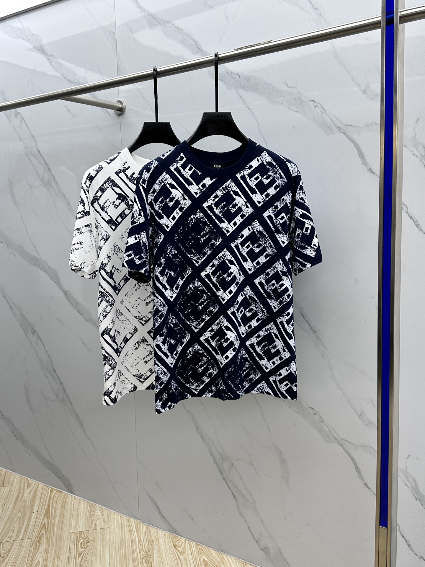 NO:473561,Fendi*Fendi 2025FW spring and summer new round neck base-outdoor T-shirt, three-dimensional logo, micro-contour half-sleeved active pure cotton base T-shirt, cotton, feel glutinous and skin-skinned, soft and tough. Processing, toughness and wrinkle resistance have been greatly improved. The micro-contour tailoring is very well-suited, full printing process, extremely recognizable. Three standards are complete, single-skin base must-have items. Men and women's same size hei code M-3XL,,fendi,fendi,tees, t-shirt,alexander wang19860909Fendi*芬迪 2025FW春夏新品圆领打底外穿T恤,立体感logo微廓形半袖 活性纯棉打底T恤,棉,手感面糯有骨感,柔而有韧性.工艺处理,韧性和抗皱性能得到大幅度提高.微廓形剪裁很到位,满印印花工艺,辨识度极高.三标齐全,单穿打底必备单品. 男女同款hei 码数M-3XL,,fendi,fendi,tees，t-shirt,alexander wang,Men's clothing