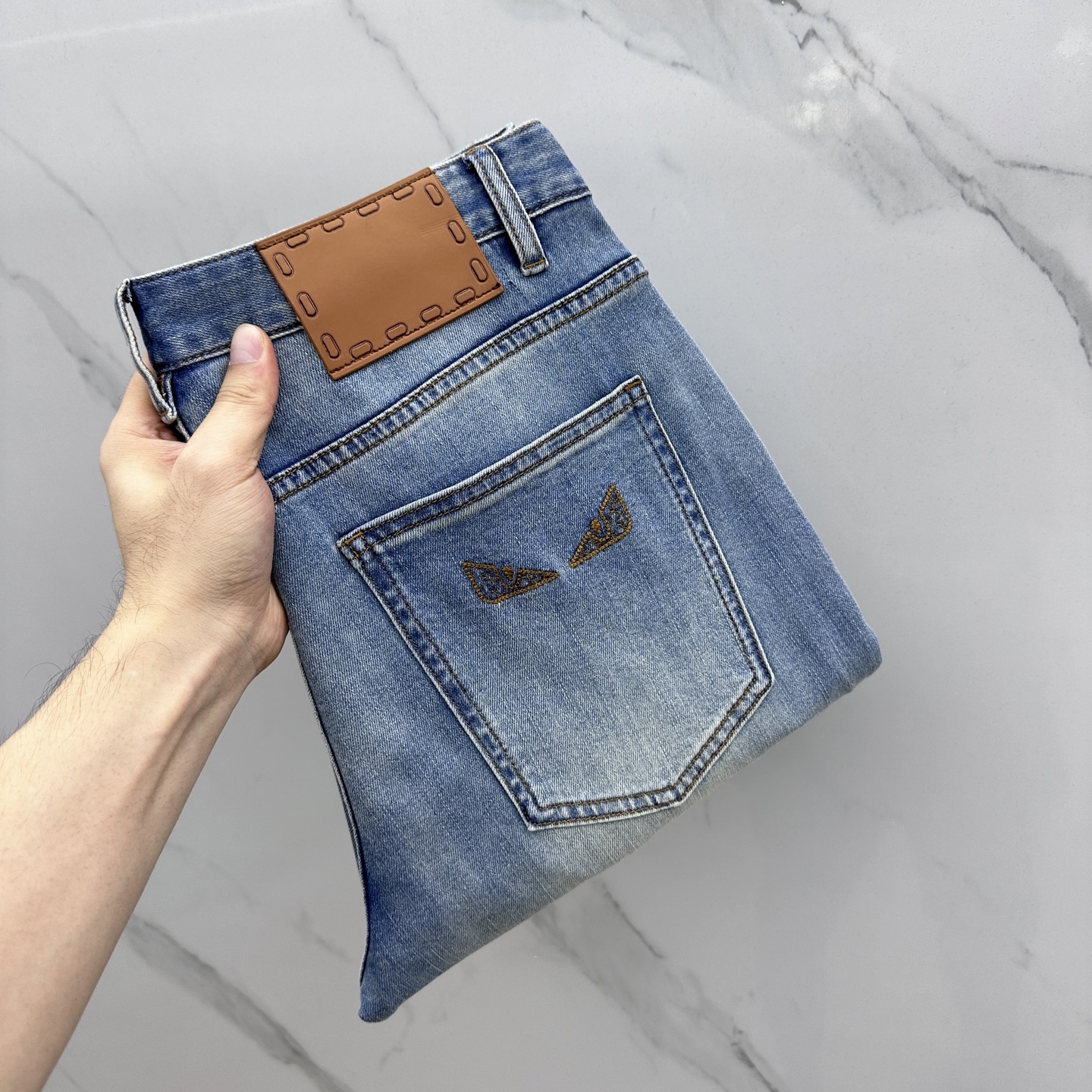 NO:470993,Fendi*Fendi High-end customization, the latest jeans in early spring 2025 are released simultaneously on the counter. Original customization reproduction. Customer-supplied hardware and accessories. Original quality. Imported fixed-color denim fabric. Heavy industry washing. Fine workmanship and excellent upper body!  Preferred single product produced by ADW Number of 30-38 None 35. 37,,fendi,fendi,jeans,alexander wang19860909Fendi*芬迪 高端定制、2025早春最新款牛仔裤 柜台同步发售 原版定制复刻 客供五金辅料 原单品质 进口固色牛仔面料 重工洗水 做工走线精细 上身绝佳！优选单品 ADW出品 码数30-38无35. 37,,fendi,fendi,jeans,alexander wang,Men's clothing