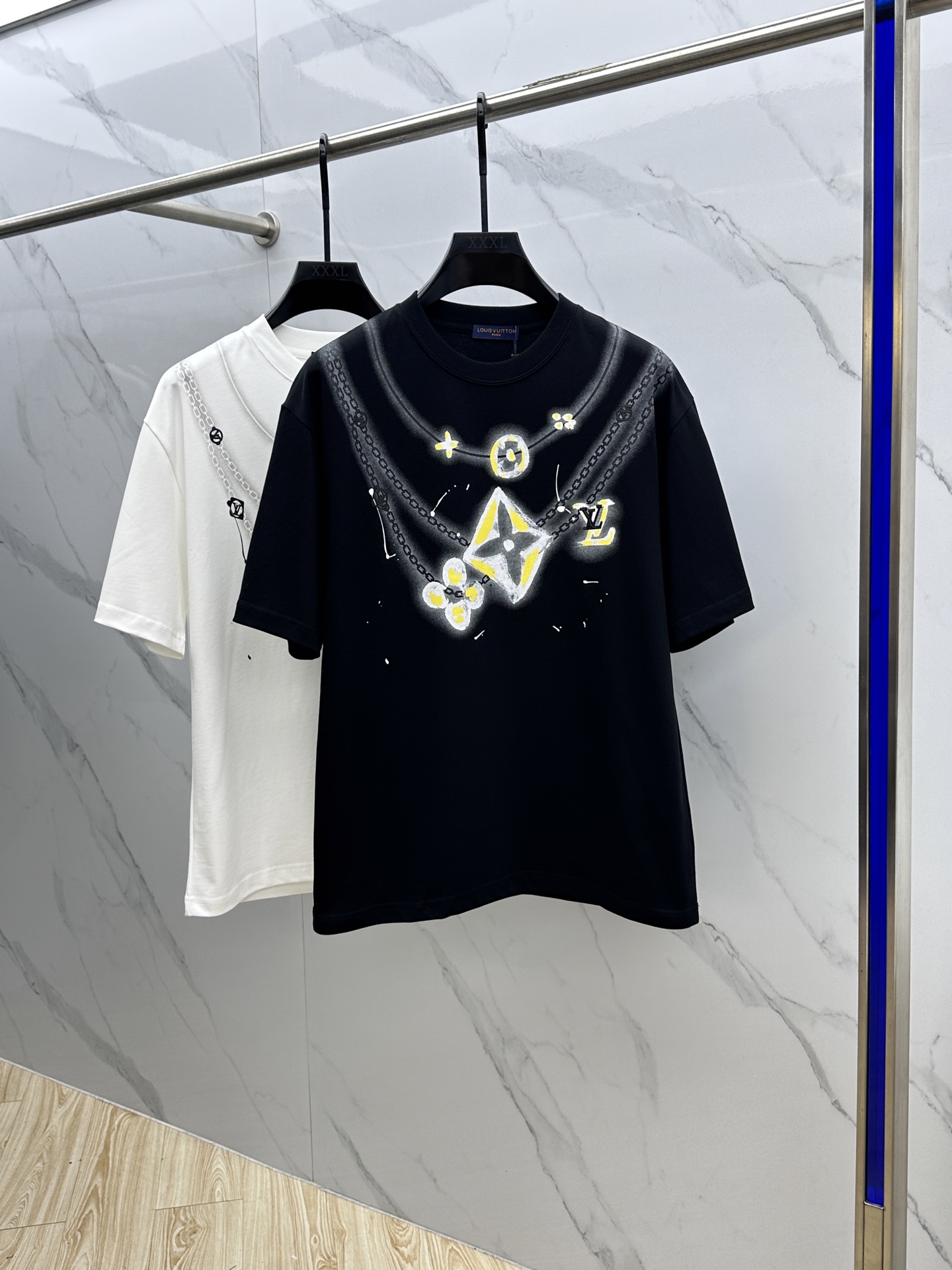 NO:426107,1V* Louis Vuitton FW spring and summer new round neck slightly wide base-fitting T-shirt, three-dimensional logo print, glutinous and skinny, soft and tough. Processing, toughness and wrinkle resistance have been greatly improved. The tailoring is very good and the recognition is very high. A must-have item for single-wear base. The same model for men and women xh codes M-XXL,,louis vuitton,tees, t-shirt, alexander wang198609091V*路易威登 FW春夏新品圆领微阔打底外穿T恤,立体logo印花,手感面糯有骨感,柔而有韧性.工艺处理,韧性和抗皱性能得到大幅度提高.剪裁很到位,辨识度极高.单穿打底必备单品. 男女同款xh 码数M-XXL,,louis vuitton,tees，t-shirt,alexander wang,Men's clothing