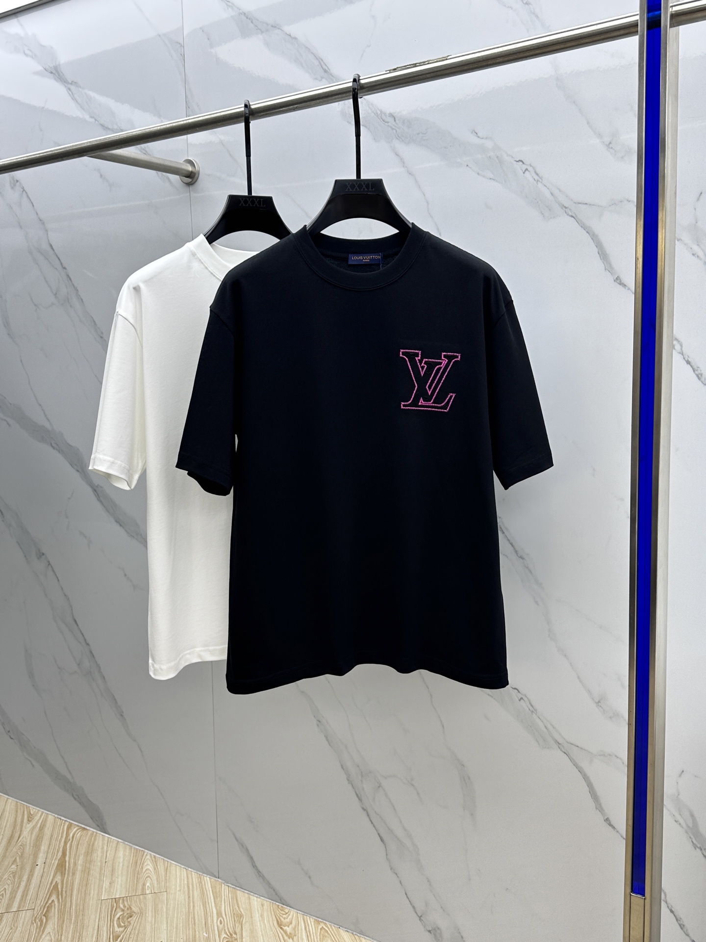 NO:449986,1V* Louis Vuitton 2025FW spring and summer new round neck slightly wide base-fitting T-shirt, three-dimensional logo embroidery, glutinous and skinny, soft and tough. Processing, toughness and wrinkle resistance have been greatly improved. The tailoring is very good and the recognition is very high. A must-have item for single-wear base. The same model for men and women xh code M-XXL,,louis vuitton,tees, t-shirt, alexander wang198609091V*路易威登 2025FW春夏新品圆领微阔打底外穿T恤,立体logo刺绣,手感面糯有骨感,柔而有韧性.工艺处理,韧性和抗皱性能得到大幅度提高.剪裁很到位,辨识度极高.单穿打底必备单品. 男女同款xh 码数M-XXL,,louis vuitton,tees，t-shirt,alexander wang,Men's clothing