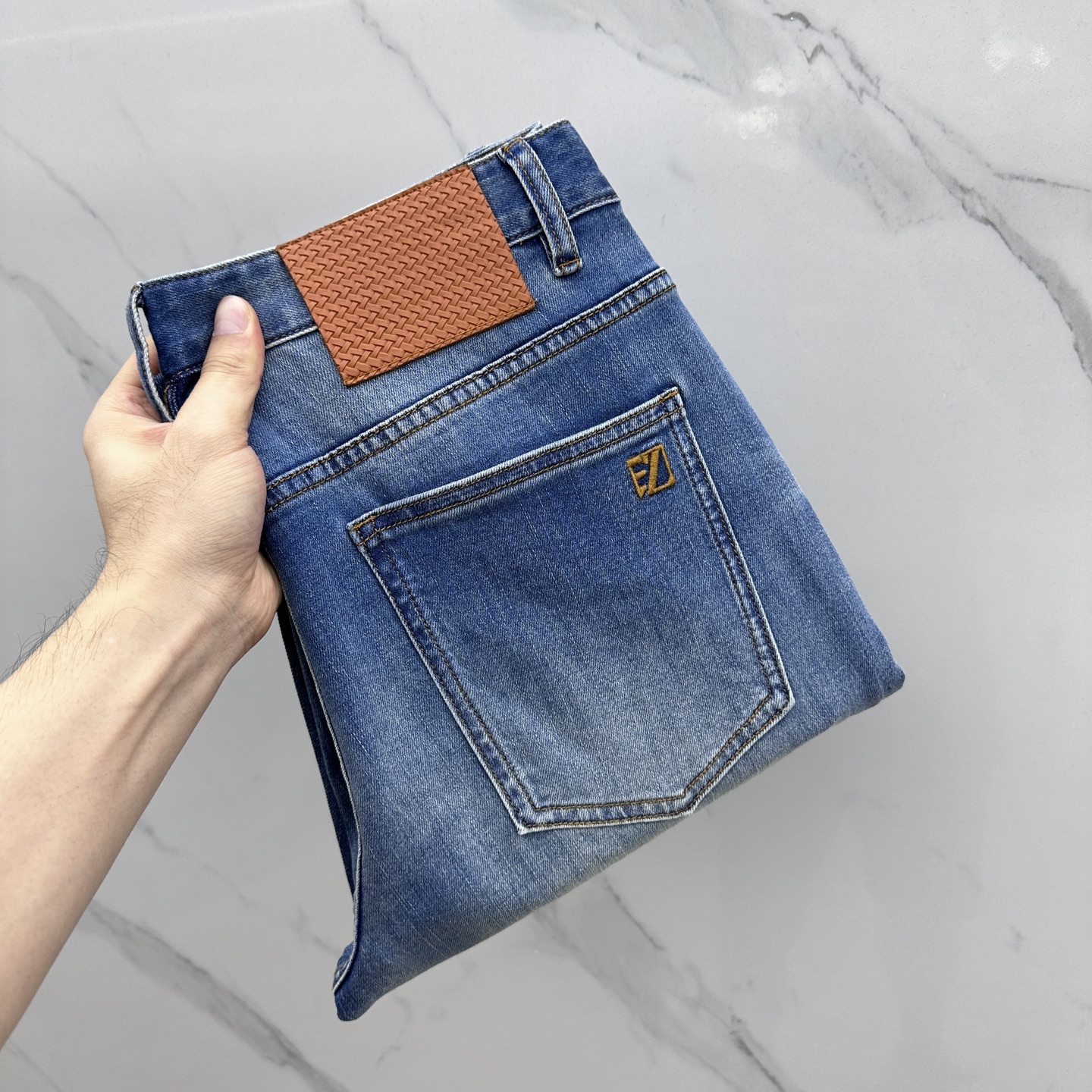 NO:422507,EZ*Jenia high-end customization, the latest jeans in early spring 2025 are released simultaneously on the counter. Original custom reproduction. Customer-supplied hardware and accessories. Original quality. Imported fixed-color denim fabric. Heavy industry washing. Fine workmanship and excellent upper body!  Preferred single product produced by ADW Number of 30-38 No 35. 37, zegna, jeans, alexander wang19860909EZ*杰尼亚高端定制、2025早春最新款牛仔裤 柜台同步发售 原版定制复刻 客供五金辅料 原单品质 进口固色牛仔面料 重工洗水 做工走线精细 上身绝佳！优选单品 ADW出品 码数30-38无35. 37,,zegna,jeans,alexander wang,Men's clothing