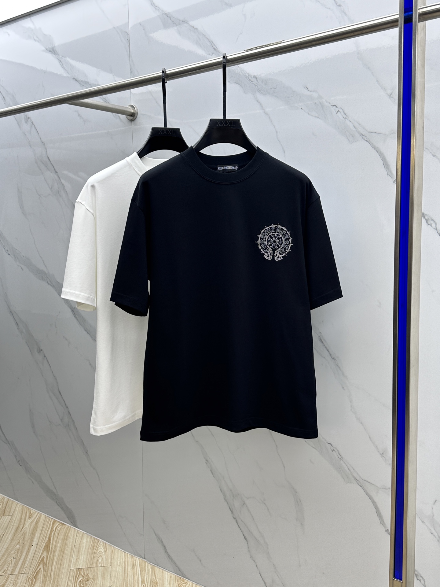 NO:419240,CH* Croxin 2025FW spring and summer new round neck slightly wide base-fitting T-shirt, three-dimensional logo embroidery, glutinous and skinny, soft and tough. Processing, toughness and wrinkle resistance have been greatly improved. The tailoring is very good and the recognition is very high. A must-have item for single-wear base. The same model for men and women xh code M-XXL, chrome hearts, tees, t-shirt, alexander wang19860909CH*克罗心 2025FW春夏新品圆领微阔打底外穿T恤,立体logo刺绣,手感面糯有骨感,柔而有韧性.工艺处理,韧性和抗皱性能得到大幅度提高.剪裁很到位,辨识度极高.单穿打底必备单品. 男女同款xh 码数M-XXL,,chrome hearts,tees，t-shirt,alexander wang,Men's clothing