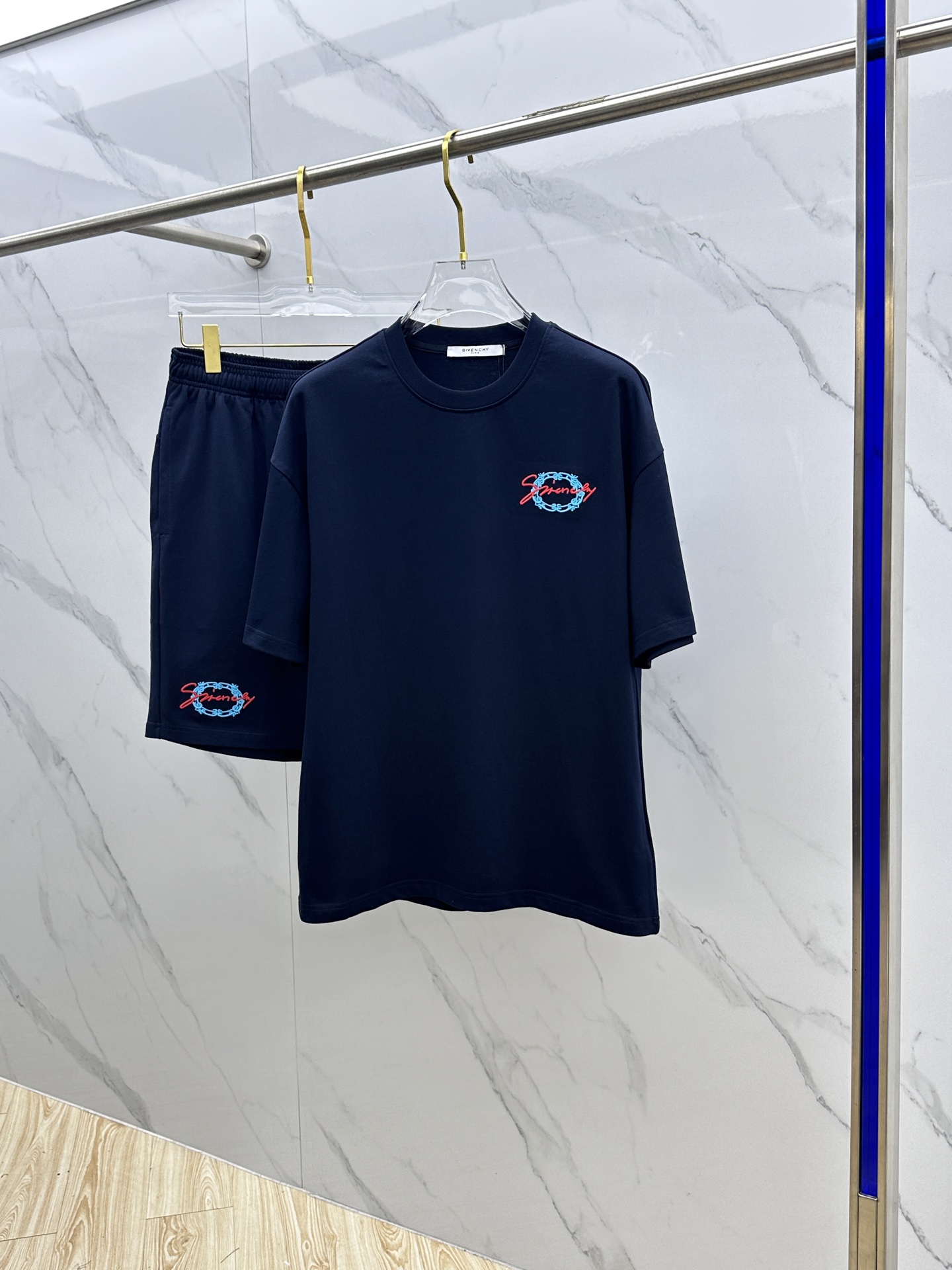 Givenchy Spring Collection: Top-class Cotton, Easy Styling for Men and Women - 图片 1
