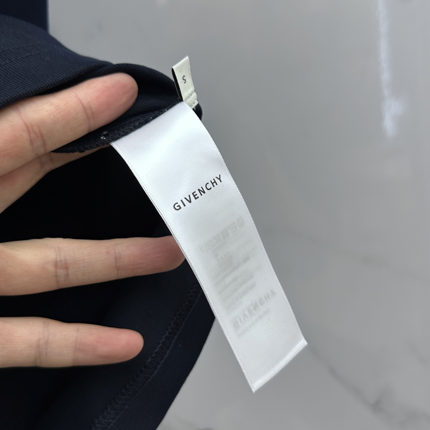 Givenchy Spring Collection: Top-class Cotton, Easy Styling for Men and Women - 图片 6