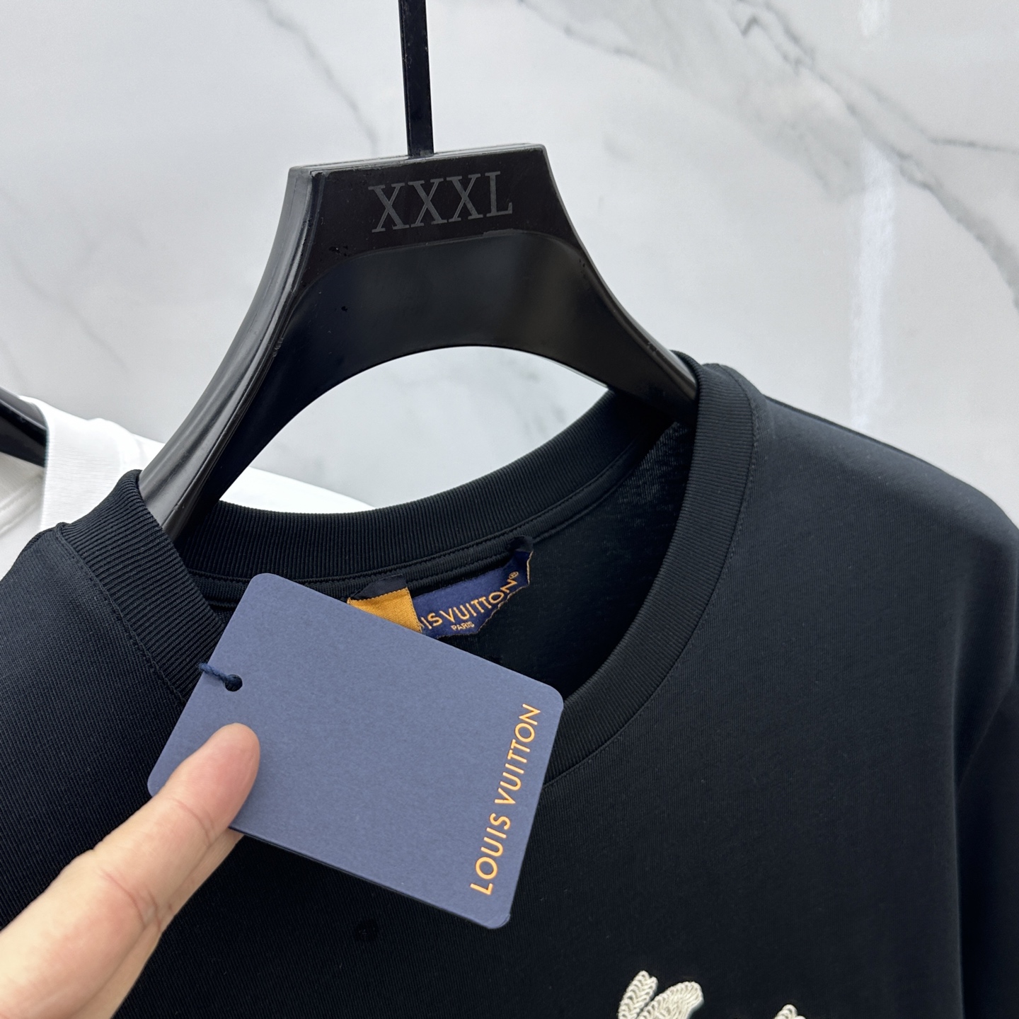  🆕1V*路易威登 2025FW春夏新品圆领打底外穿T恤，立体logo字母刺绣，手感面糯有骨感，柔而有韧