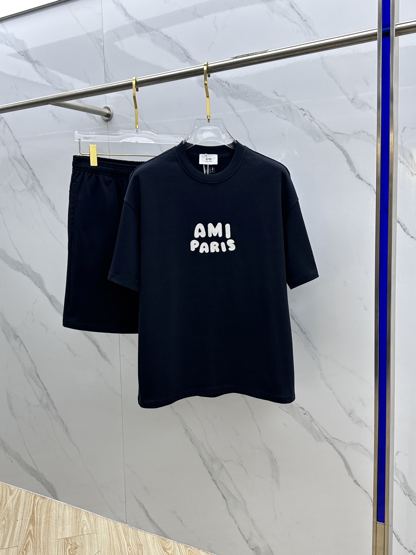 NO:455254,AMi's latest spring and summer 2025 set, men's and women's models, with few channels for trading companies, and it is released on the official website at the same time!  Basically, it will have its back every season, and I look forward to the performances of all trendy men and women!  This model is made of top-grade pure cotton washing water materials!  It is hard to pick on whether it is skin-friendly or breathable when worn in close-fitting!  The upper body looks very white and supports the complexion of the skin!  Loose style cut, both men and women can easily match your own fashionable and high-end outfit!  X size S-XL, alexander wang19860909AMi 2025春夏最新款套装,男女款 贸易公司渠道稀出,同步官网发售！基本每一季都会有它的背影所在,期待着所有潮男潮女们的演绎！此款选用客供顶级纯棉洗水材质打造！贴身穿着亲肤感与透气性都无法挑剔！上身非常的显白承托肤色！宽松版型裁剪,无论男女皆可轻松搭配出属于自我的时尚高级穿搭！X 尺码S-XL,,alexander wang,Men's clothing