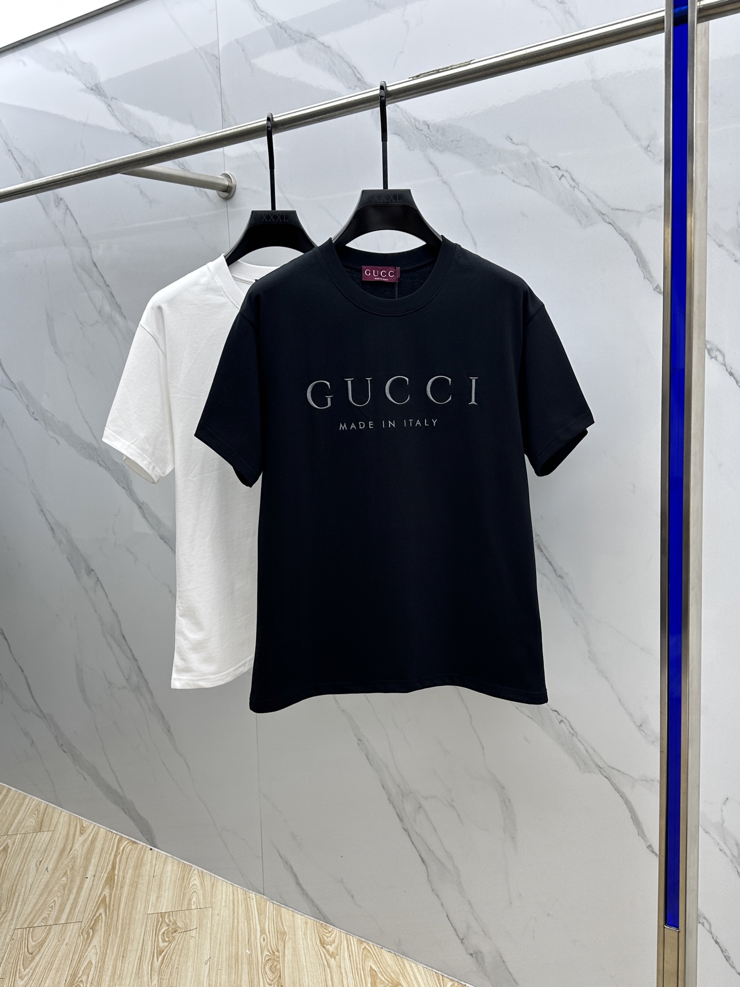 NO:476213,Gucci*Gucci 2025FW spring and summer new round neck base-fitting T-shirt, three-dimensional logo micro-contour half-sleeved cotton base T-shirt, cotton, feel glutinous and skin-skinned, soft and tough. Processing, toughness and wrinkle resistance have been greatly improved. The micro-contour tailoring is very well-equipped, and the chest logo letter embroidery is extremely recognizable. The three-standard logo is complete, and the single-skin base must be worn. The same Abb Abb size S-XL, gucci,gucci,tees, t-shirt, alexander wang19860909Gucci*古驰 2025FW春夏新品圆领打底外穿T恤,立体感logo微廓形半袖纯棉打底T恤,棉,手感面糯有骨感,柔而有韧性.工艺处理,韧性和抗皱性能得到大幅度提高.微廓形剪裁很到位,胸前logo字母刺绣,辨识度极高.三标齐全,单穿打底必备单品. 男女同款Abb 码数S-XL,,gucci,gucci,tees，t-shirt,alexander wang,Men's clothing