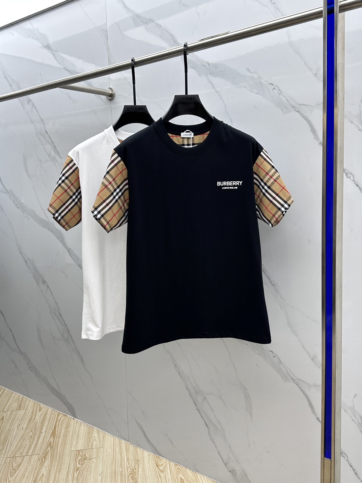 NO:459161,Burberry* Burberry 2025FW spring and summer new round neck base-fitting T-shirt, three-dimensional logo micro-contour half-sleeved cotton base T-shirt, cotton, feel glutinous and skin-skinned, soft and tough. The turtle back process, plaid splicing sleeves, toughness and wrinkle resistance have been greatly improved. The micro-contour cut is very well-equipped, and the letters on the chest are pressed, which is highly recognizable. The three-standard logo is complete, and the single-sleeved base must be used. The same Abb size S-XL, burberry, burberry, tees, t-shirt, alexander wang19860909Burberry*巴宝莉 2025FW春夏新品圆领打底外穿T恤,立体感logo微廓形半袖纯棉打底T恤,棉,手感面糯有骨感,柔而有韧性.龟背工艺处理,格子拼接袖子,韧性和抗皱性能得到大幅度提高.微廓形剪裁很到位,胸前logo字母压胶,辨识度极高.三标齐全,单穿打底必备单品. 男女同款Abb 码数S-XL,,burberry,burberry,tees，t-shirt,alexander wang,Men's clothing