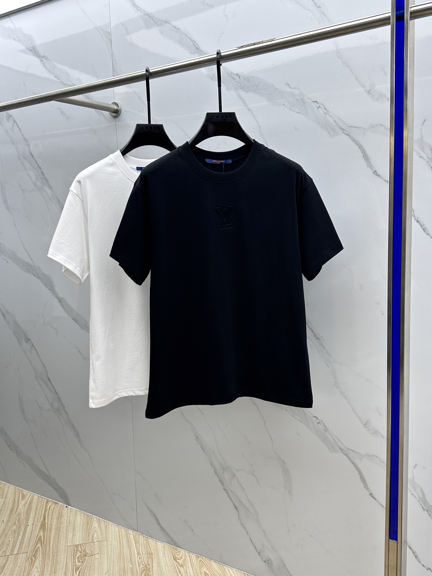 NO:485645,1V* Louis Vuitton 2025FW spring and summer new round neck bottoming T-shirt, three-dimensional logo micro-contour half-sleeved cotton base T-shirt, cotton, feel glutinous and skin-skinned, soft and tough. The turtle back technology processing, plaid splicing sleeves, toughness and wrinkle resistance have been greatly improved. The micro-contour tailoring is very well-placed, with a concave and convex design on the chest logo, and a large area of ​​embroidery on the back, which is extremely recognizable. The three-standard logo is complete, and the single-skin base must be used. The same Abb model for men and women, S-XL,,louis vuitton,tees, t-shirt, alexander wang198609091V*路易威登 2025FW春夏新品圆领打底外穿T恤,立体感logo微廓形半袖纯棉打底T恤,棉,手感面糯有骨感,柔而有韧性.龟背工艺处理,格子拼接袖子,韧性和抗皱性能得到大幅度提高.微廓形剪裁很到位,胸前logo凹凸设计,后背大面积刺绣,辨识度极高.三标齐全,单穿打底必备单品. 男女同款Abb 码数S-XL,,louis vuitton,tees，t-shirt,alexander wang,Men's clothing