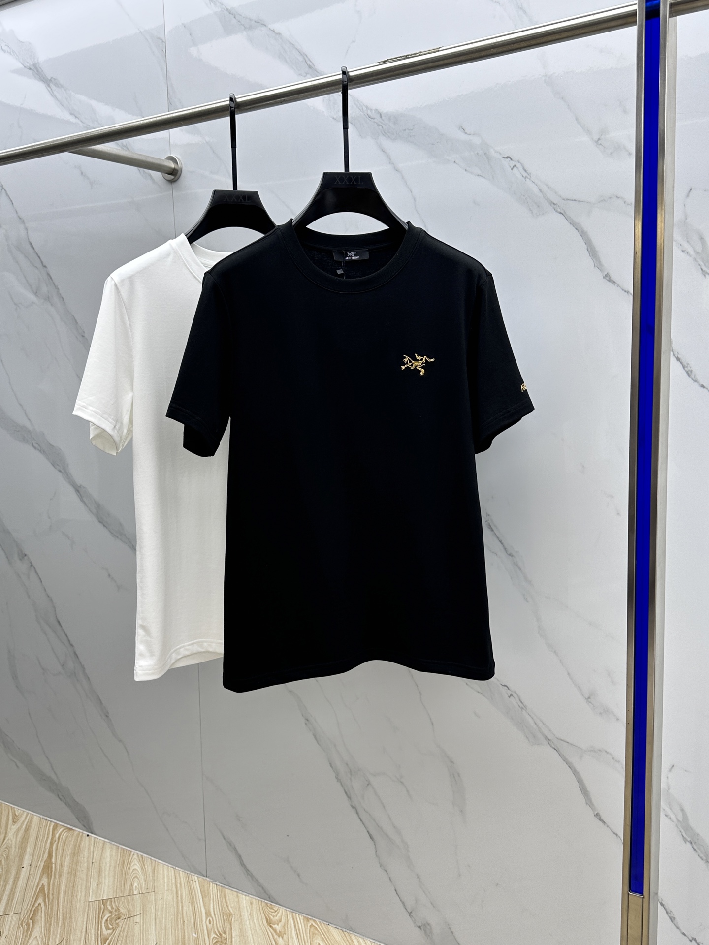 NO:473558,ARC* Archaeopteryx 2025FW spring and summer new round neck base-fitting T-shirt, three-dimensional logo micro-contour half-sleeved cotton base T-shirt, cotton, feel glutinous and skin-skinned, soft and tough. The turtle back process, plaid splicing sleeves, toughness and wrinkle resistance have been greatly improved. The micro-contour tailoring is very well-equipped, and the chest logo embroidery process is extremely recognizable. The three-standard logo is complete, and the single-skin base must be used. The same style of men and women, the same size as the men and women, the t-shirt, alexander wang19860909ARC*始祖鸟 2025FW春夏新品圆领打底外穿T恤,立体感logo微廓形半袖纯棉打底T恤,棉,手感面糯有骨感,柔而有韧性.龟背工艺处理,格子拼接袖子,韧性和抗皱性能得到大幅度提高.微廓形剪裁很到位,胸前logo刺绣工艺,辨识度极高.三标齐全,单穿打底必备单品. 男女同款luo 码数S-XXL,arc'teryx,tees，t-shirt,alexander wang,Men's clothing