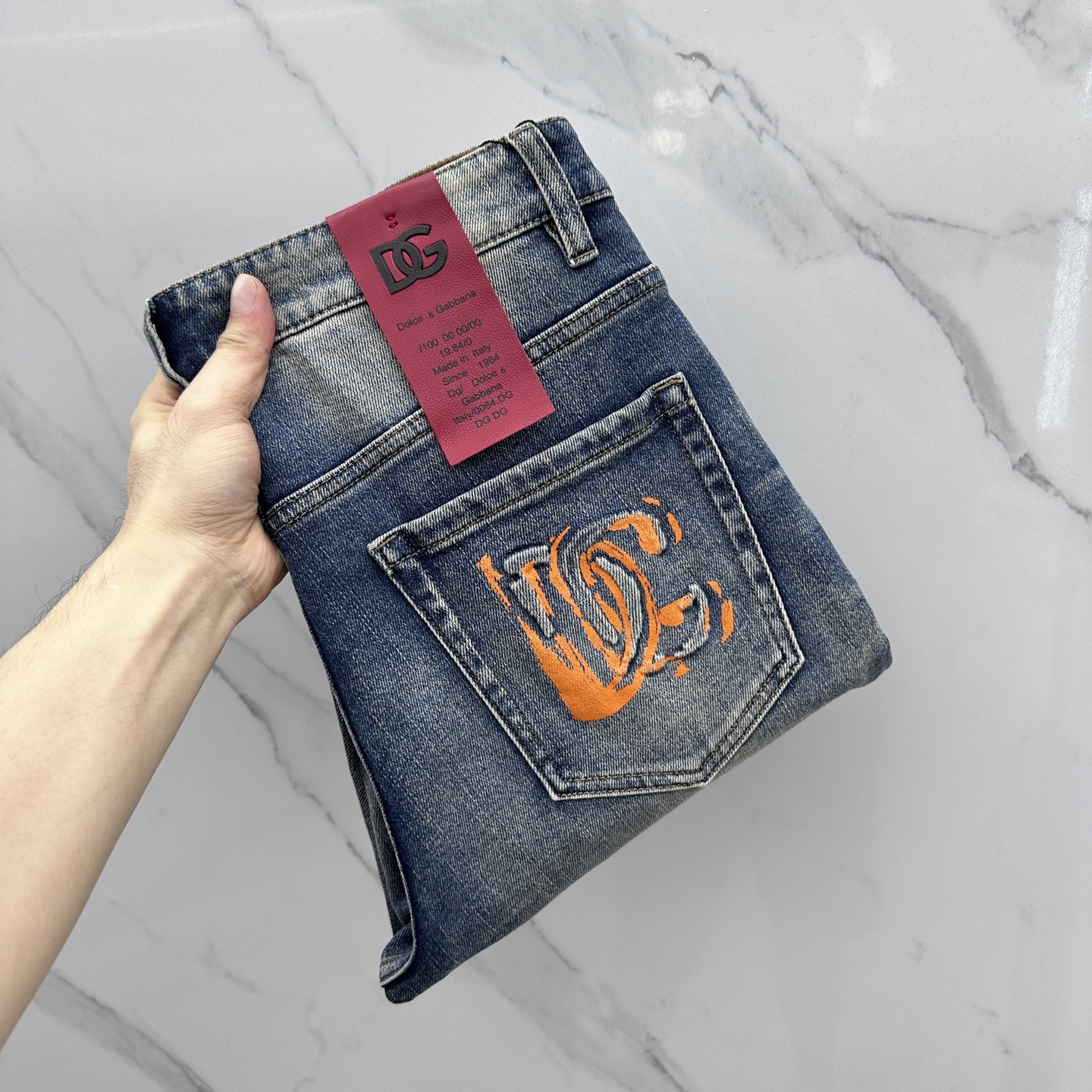 NO:471078,DG*Dougabanna High-end customization, the latest jeans in early spring 2025 are on sale at the counter simultaneously. Imported color fixing fabrics. Original custom reproduction. Customer-supplied hardware and accessories. Original quality. Heavy industry washing. Fine workmanship and excellent upper body!  Preferred single product A10, number 30-38, no 35.37, Dolce & Gabbana, jeans, alexander wang19860909DG*杜嘉班纳 高端定制、2025早春最新款牛仔裤 柜台同步发售 进口固色面料 原版定制复刻 客供五金辅料 原单品质 重工洗水 做工走线精细 上身绝佳！优选单品 A10出品 码数30-38无35.37,,Dolce&Gabbana,jeans,alexander wang,Men's clothing