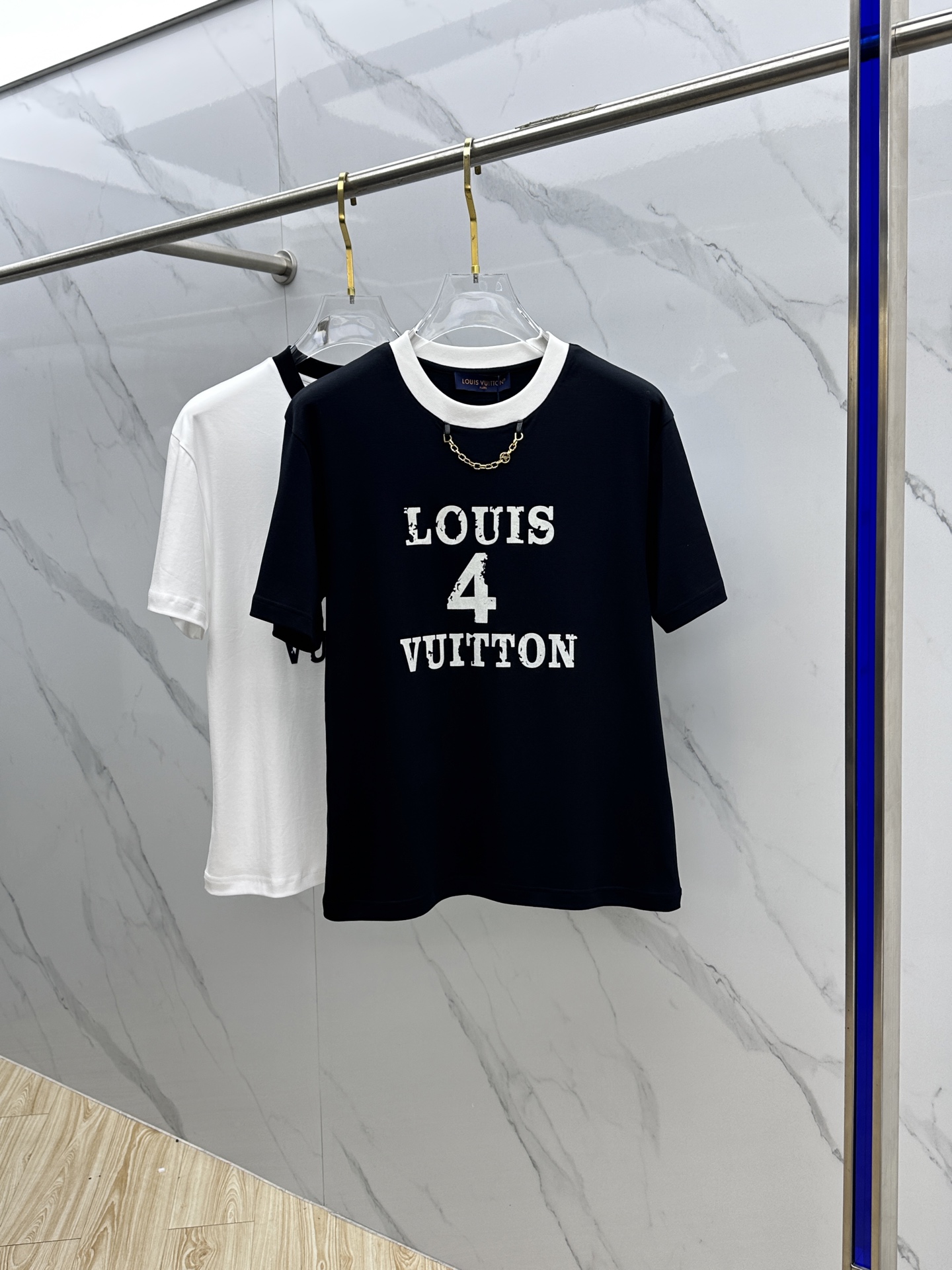 NO:482207,1V* Louis Vuitton 2025 spring and summer new first-time counter latest short-sleeved round-neck T-shirt, high-end customization, avant-garde and fashionable design!  Brand logo heavy craft design, high-end customized mercerated long cotton fabric, soft feel, comfortable to wear, exquisite counter-level car line, fine workmanship, invincible and handsome upper body effect!  A must-have item for handsome men!  Hei original single production code number M-3XL, louis vuitton, T-shirt,tees, t-shirt,alexander wang198609091V*路易威登 2025春夏新款首发专柜最新款短袖圆领T恤 高端订制 设计前卫时尚！品牌logo重工艺设计 高端定制丝光长绒棉面料.手感柔软.穿着舒适.专柜级别精致车线.做工精细.上身效果无敌帅气！型男必备单品！ hei原单出品 码数M-3XL,,louis vuitton,T-shirt,tees，t-shirt,alexander wang,Men's clothing