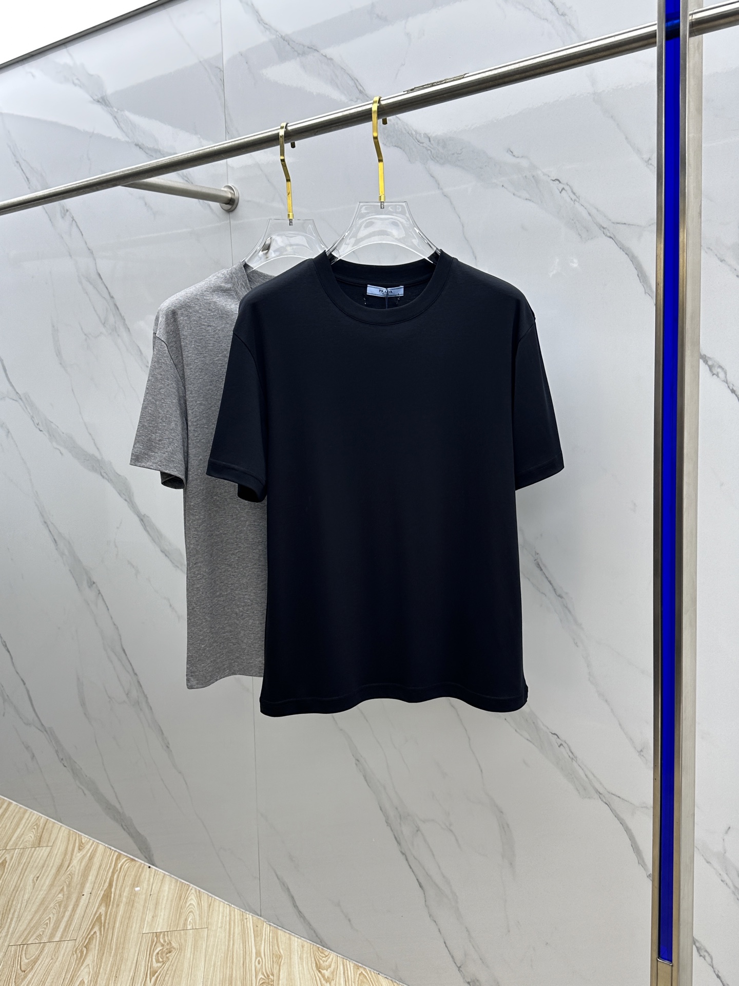 NO:419242,Prad*Prada 2025 spring and summer new first-time counter latest short-sleeved round-neck T-shirt, high-end customization, avant-garde and fashionable design!  Brand logo heavy craft design, high-end customized mercerated long cotton fabric, soft feel, comfortable to wear, exquisite counter-level car line, fine workmanship, invincible and handsome upper body effect!  A must-have item for handsome men!  Hei original single production code number M-3XL, prada, prada, T-shirt, tees, t-shirt, alexander wang19860909Prad*普拉达 2025春夏新款首发专柜最新款短袖圆领T恤 高端订制 设计前卫时尚！品牌logo重工艺设计 高端定制丝光长绒棉面料.手感柔软.穿着舒适.专柜级别精致车线.做工精细.上身效果无敌帅气！型男必备单品！ hei原单出品 码数M-3XL,,prada,prada,T-shirt,tees，t-shirt,alexander wang,Men's clothing