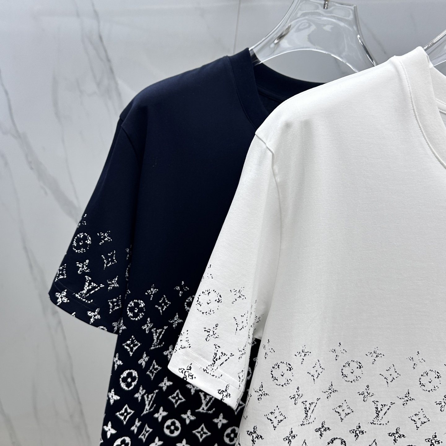 Louis Vuitton 2025FW Crewneck T-Shirt with Allover Logo Print, Unisex 4 i1747331442565 1647 0 2